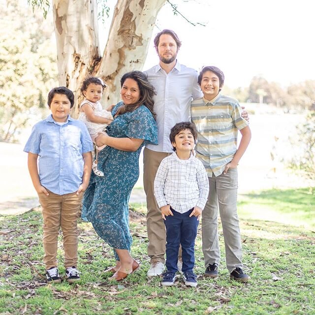 Yesterday was a beautiful sunny day, a bit windy but overall such a beautiful day. So I grabbed my dusty camera, my tripod and headed to the park. We also needed an updated family picture, so why not right! Although we are staying indoors this Easter