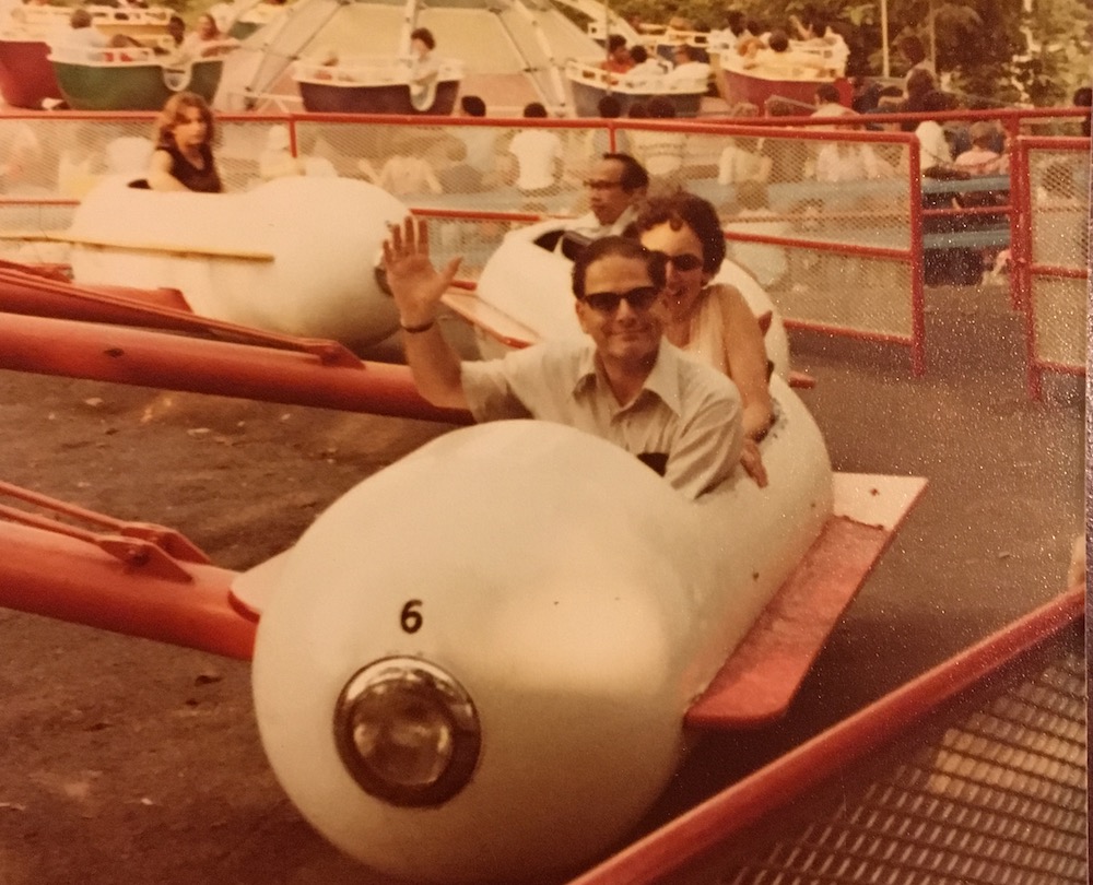 Oma-and-Grandpa_amusement-park_1000X810.jpeg