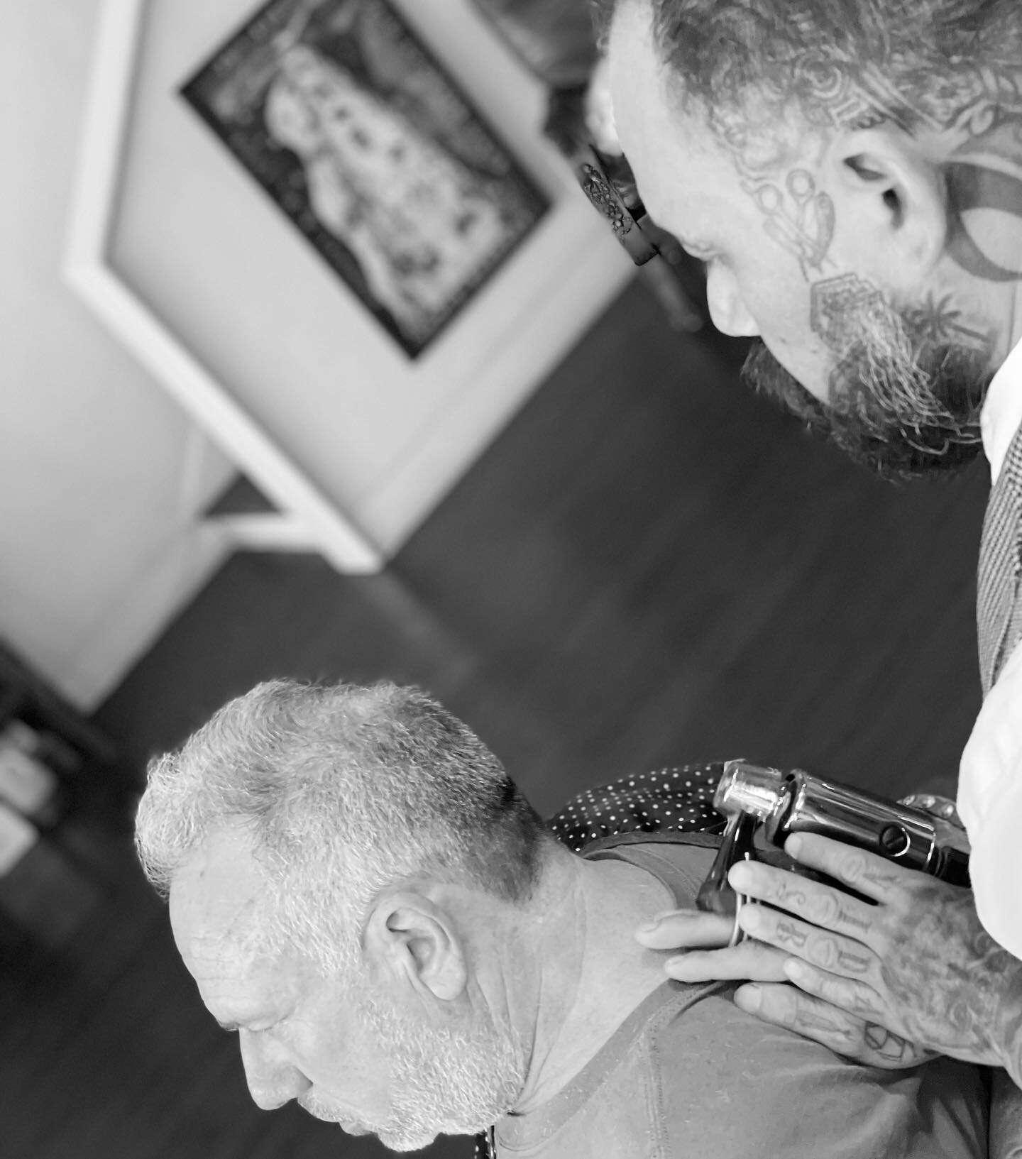 The hand massage&rsquo; A traditional finishing touch that never gets old.. Dose your barber/stylist finish in this manner? Service by @ito_thebarber 

#barberservices #tradtionalbarber #barber #barbershop #handmassage #service #classic #oldschool #h