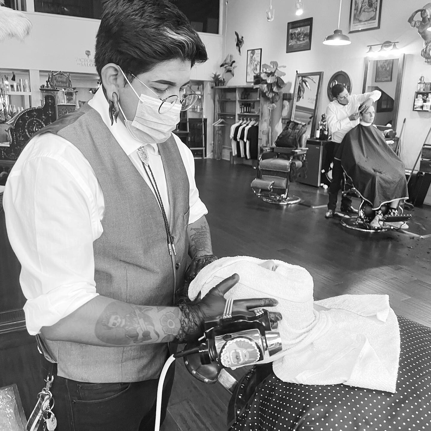 Saturday vibesss.👑The Royal shave. If you haven&rsquo;t experience it your missing out, treat yourself fellas! 
Service by @_cvrloskid_ 

#royalshave #selflove #vibes #treatment #barbershop #razorshave #classic #oldschool #barberlife #treatyourself 