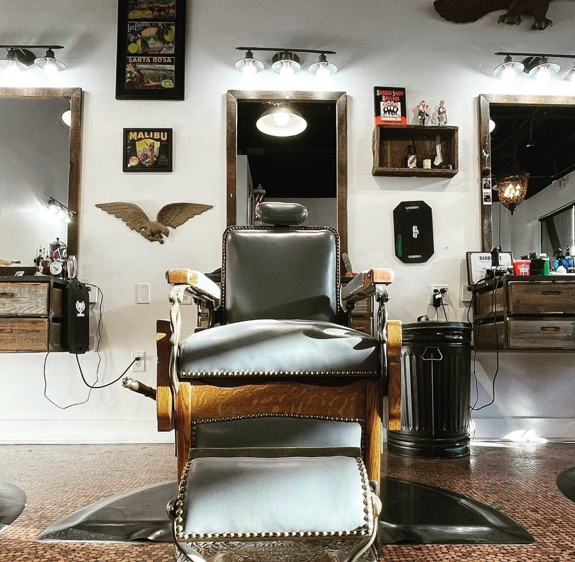 Station available for lease. Looking for license professionals only. Easy to build a clientele. Email for details

#barberwanted #stylistwanted #opportunity #bossshit #classic #gentelman #barberworld #dresstoimpress #barberchair #thethrown #pennyfloo