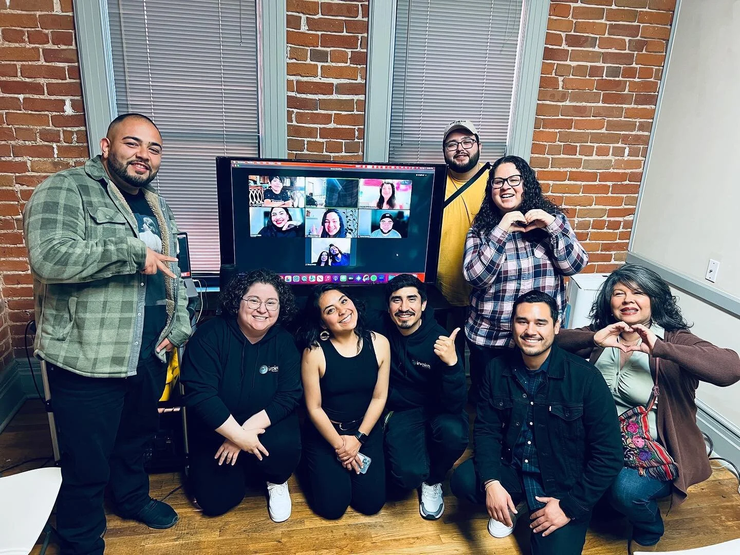 This journey comes to an end and it feels like it&rsquo;s just the beginning. 🎬

THANK YOU @amorencuarentena_ team for saying yes and joining me in this adventure! 💜 

@karolinaesqueda le diste vida a esta serie y Emi se quedar&aacute; siempre en m