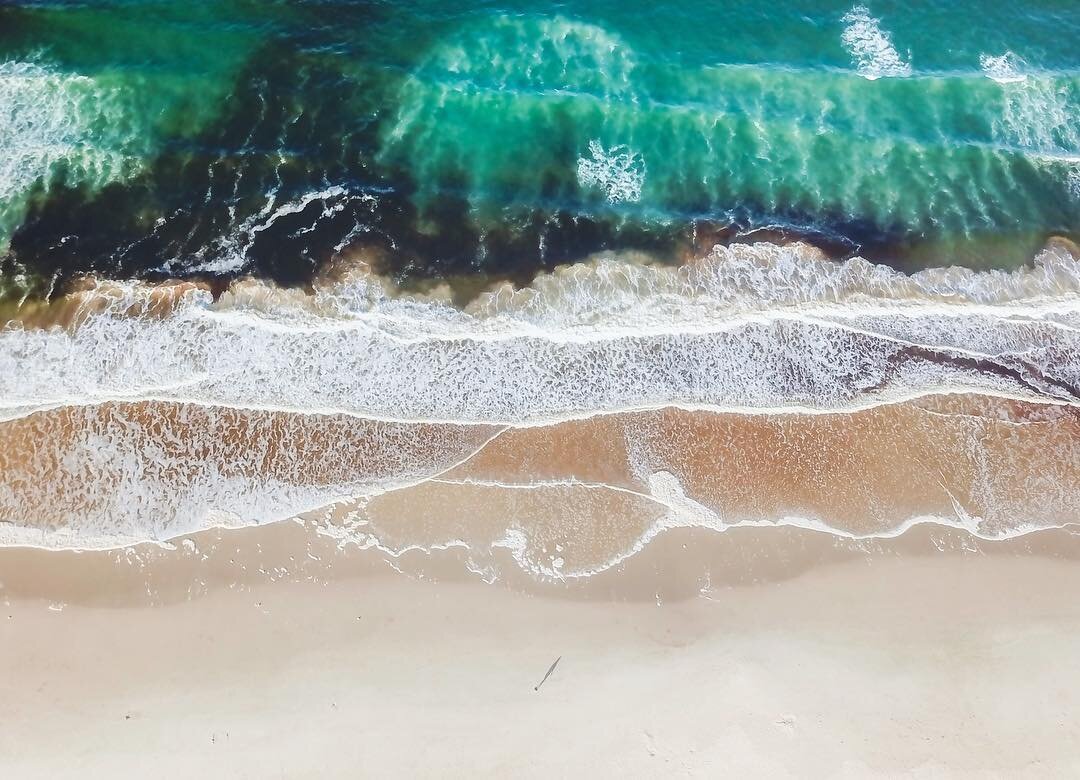 Spot the human amongst the incredible big ocean. ✨🤙🏻💛 ⠀⠀⠀⠀⠀⠀
⠀⠀⠀⠀⠀⠀
⠀⠀⠀⠀⠀⠀
⠀⠀⠀⠀⠀⠀
#byronbay #outside_project #earth #captureyourcreativity #djiglobal @dijglobal #bdteam #agameoftones #ourplanetdaily #aroundtheworldpix @aroundtheworldpix #thetravel