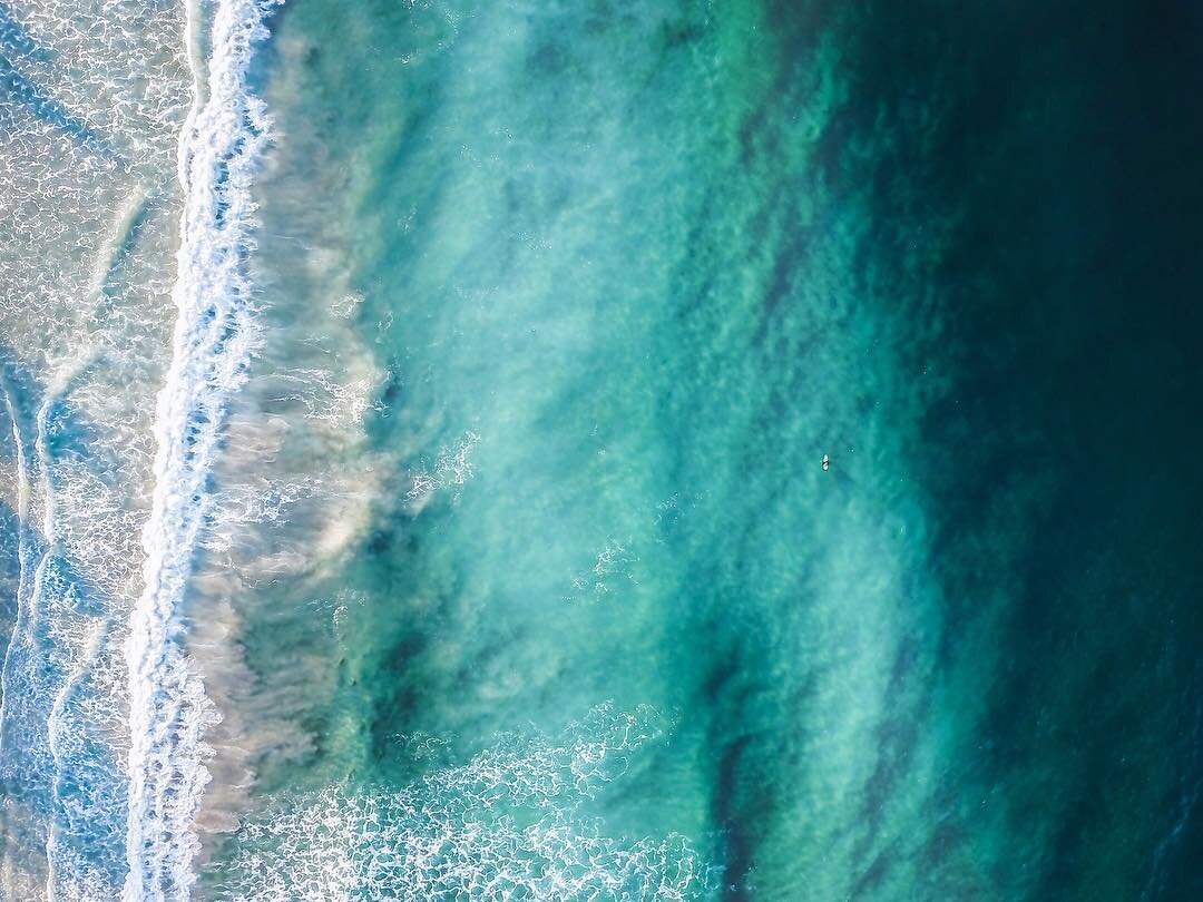 We humans are so small. 🏄🏿&zwj;♂️ Spot the surfer.
⠀⠀⠀⠀⠀⠀
⠀⠀⠀⠀⠀⠀
⠀⠀⠀⠀⠀⠀
#naturegeography #earthoffical #awesome_earthpix #wethecreators #vsco
#thediscoverer #passionpassport #outdoorstodolist #bbctravel #lovetheworld #surfer #surfers #surfergirls #