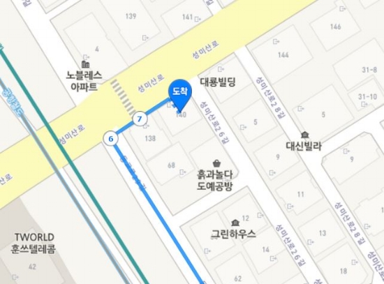 LA SHARE HOUSE EST RAPIDEMENT ACCESSIBLE A PIED DEPUIS LA SORTIE 3 DE LA STATION HONGIK UNIVERSITY.