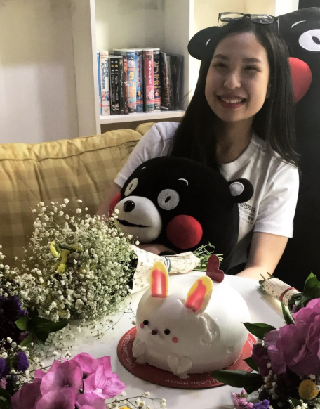 Flowers,cake, the office never looked as this before. 