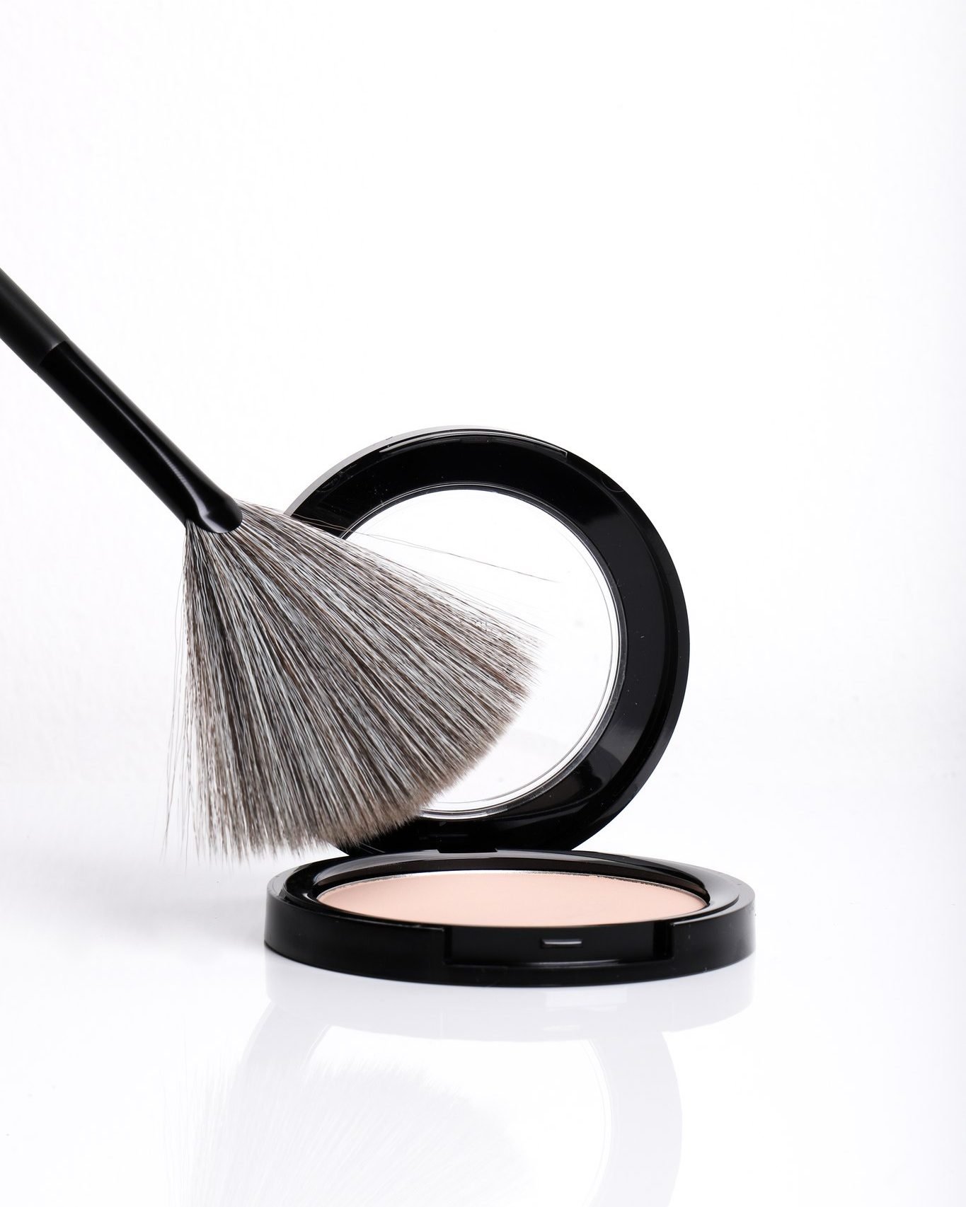 FAN BRUSH 🪭

Il PENNELLO A VENTAGLIO &egrave; l'accessorio perfetto per sfumare le polveri come ciprie, terre e illuminanti, permettendoti di realizzare un finish fotografico impeccabile. 

La sua ghiera in alluminio e il manico in legno di betulla 