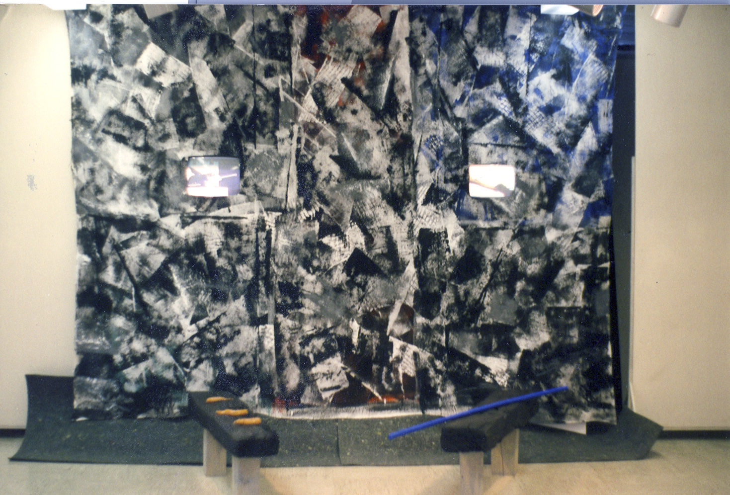 akril, platno, 2 ekrana, 2 modri palici in 3. korenčki, 1990