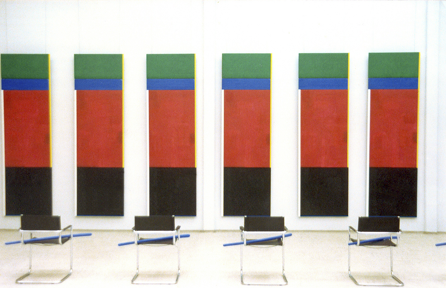akril, les (6 tabel 300 x 90 cm), 6 stolov in 6 modrih palic, 1994