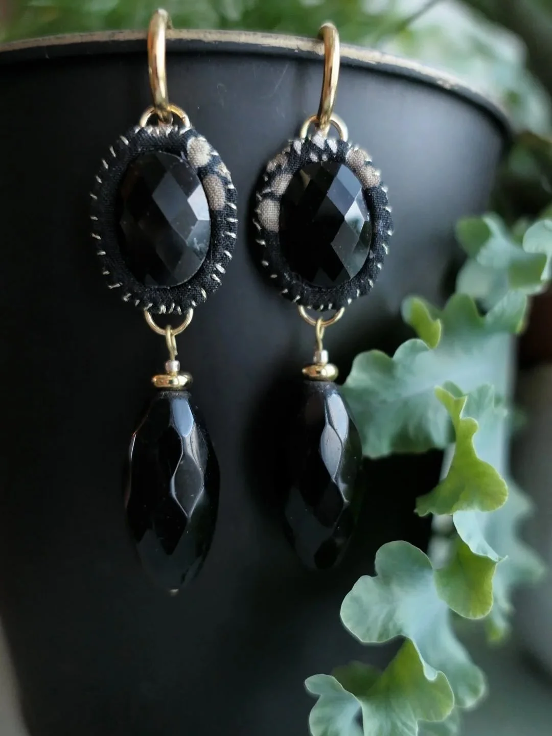 Dramatic Black Glass Bead Earrings for the festive season and finding unique gifts for your loved ones ✨✨✨✨✨✨✨
Nikkotakko&rsquo;s studio is located in Turku, inside @taiteentalo , and also serves as a small and atmospheric brick-and-mortar shop. On s