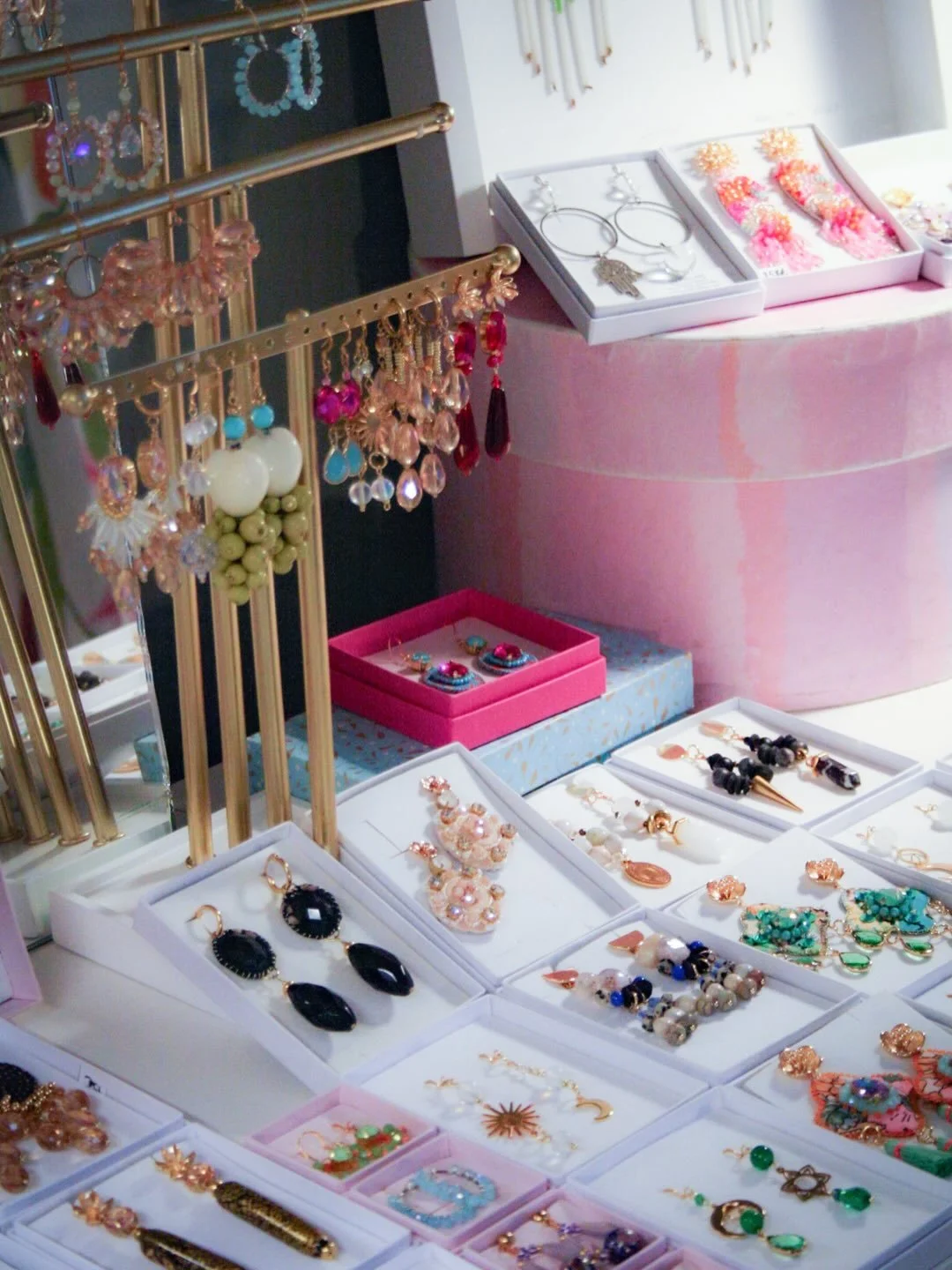 ✨✨✨Kiitos teille jokaiselle kauniista, kannustavista sanoistanne sek&auml; valtavasta m&auml;&auml;r&auml;st&auml; korutilauksia 🌸✨✨

Viestej&auml;nne lukiessani liikutuin, itkeskelin ja samalla minut t&auml;ytti valtava onnentunne. Teid&auml;n sana