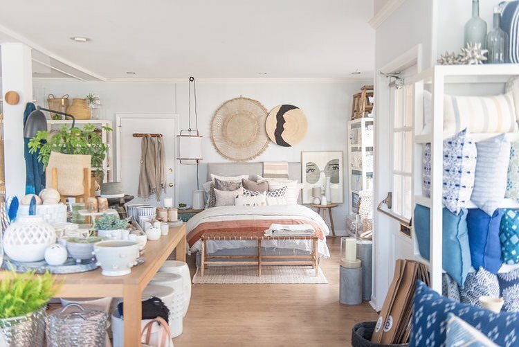Longing for summer days on Nantucket rn! Take me back to styling this little shop with an ocean view and the sun shining through every window. 🌞
.
.
.
.
#wss #whiteslatestudio #interiordesign #interiordesigner #interiorstyling #designrefresh #shoplo
