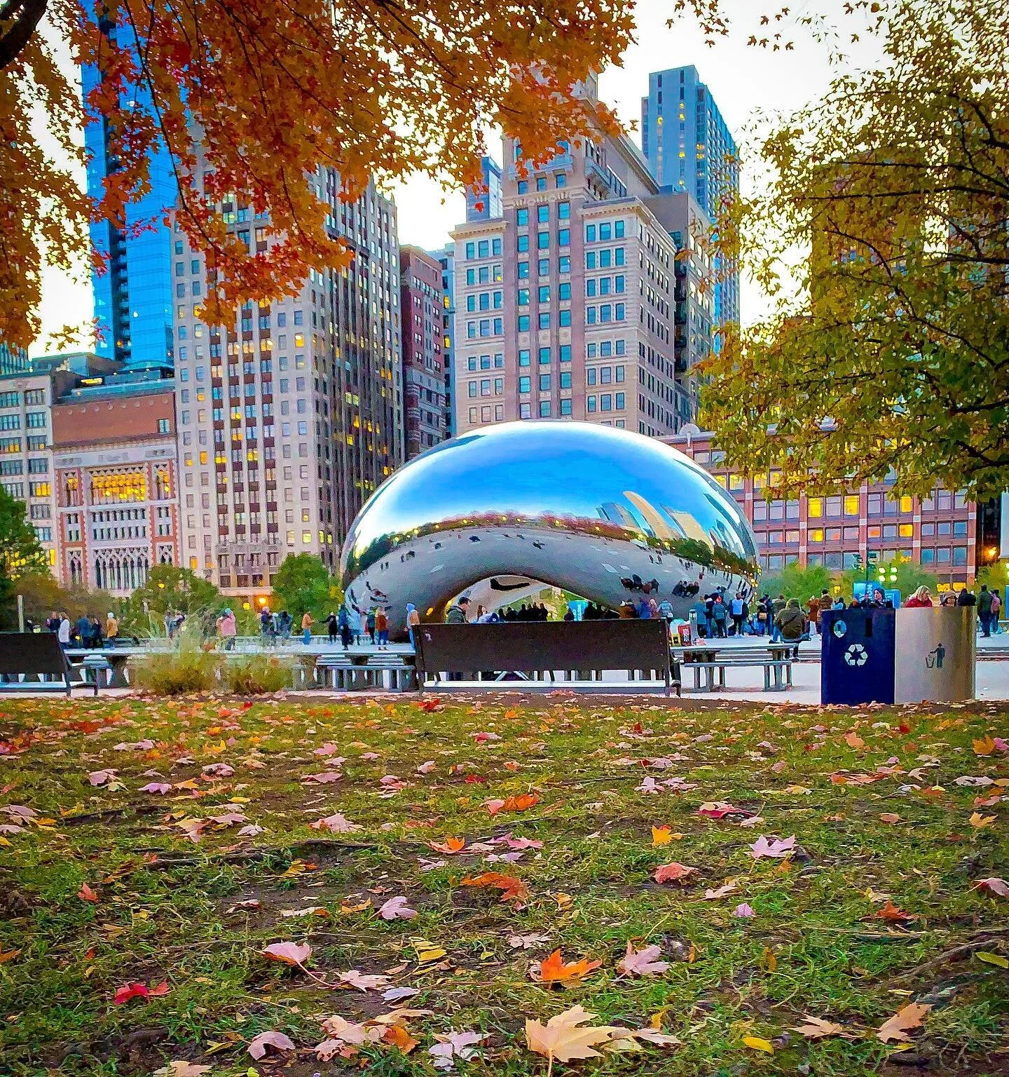 Flashback to Fall in Chicago at the epic Bean! After three trips to the Windy City I was actually able to do some exploring! Fall colors, snow, the best desserts, and Ferris wheels... this trip had it all!
.
.
.
#landscapephotography #cityscape #skyl