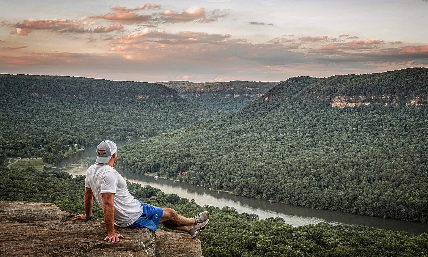 Sunsets at Snooper&rsquo;s Rock never disappoint! .
.
#tn #chattanooga #prenticecooper #snoopersrock #hikechattanooga #sunset #tennessee #tennesseephotographer #tennesseeriver #twra