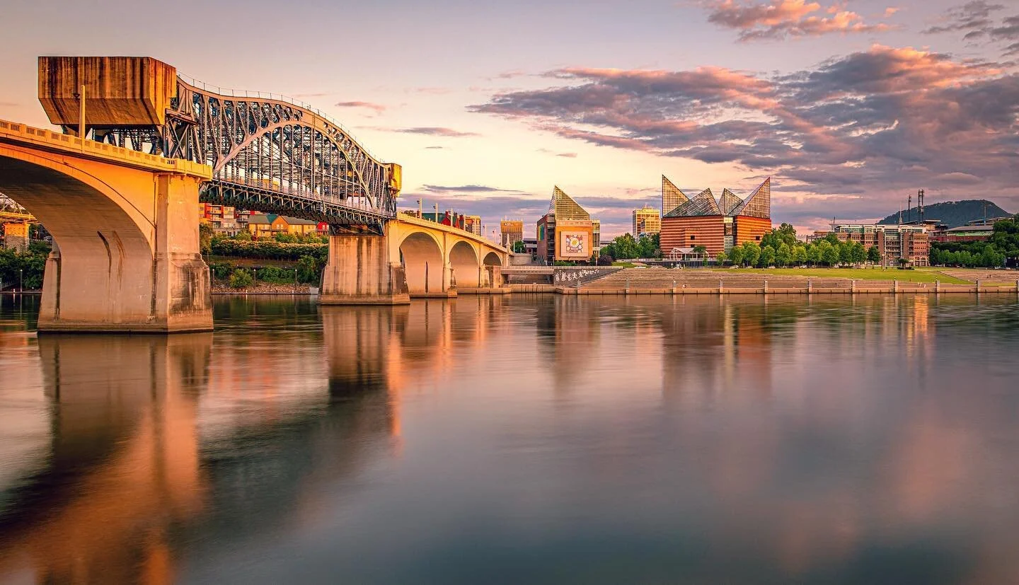Downtown Chattanooga is such a scenic city! I live three minutes away so I&rsquo;m embarrassed it&rsquo;s taken me so long to snag this photo? 🤷&zwj;♂️ .
.
.
#chattanooga #chattanoogatn #instagramtennessee #tristaradventures #sunset #tennessee #865l