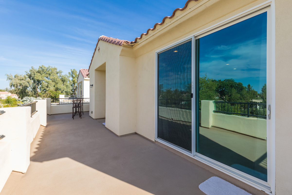 3_balcony 1.jpg