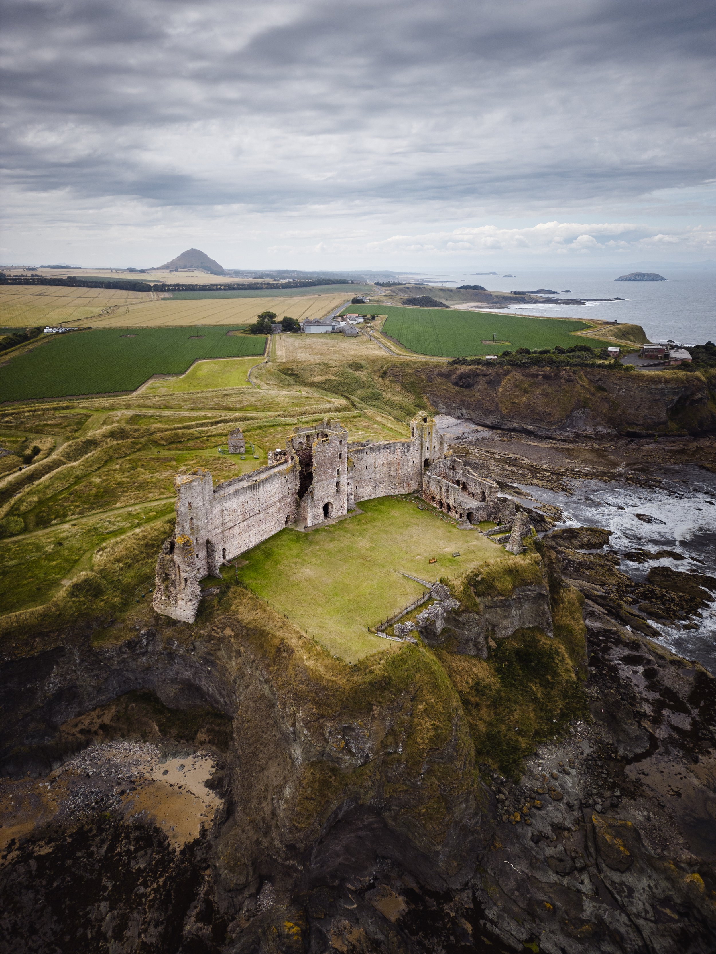 Tantallon_Castle_Scotland.JPG