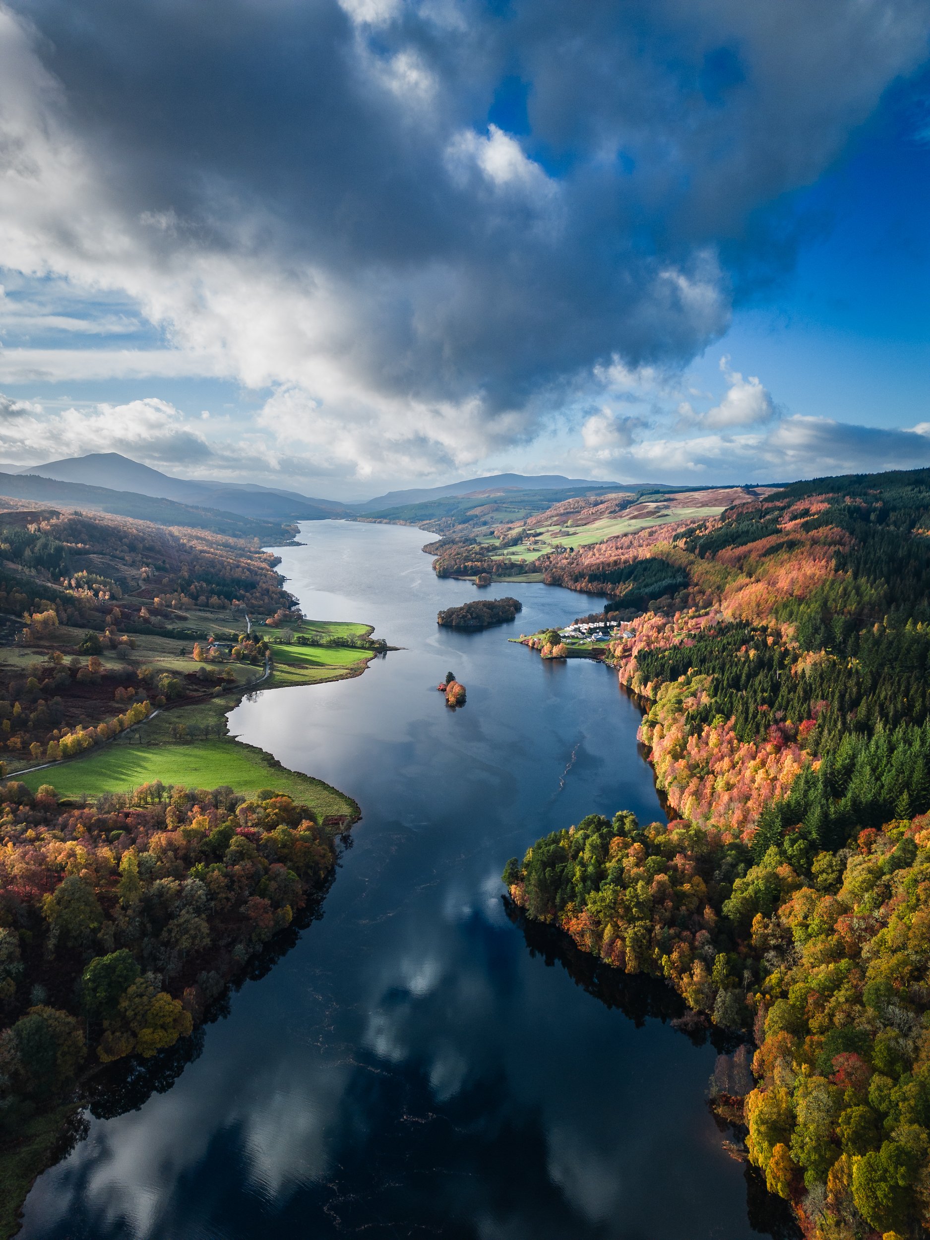 Queens_View_in_Autumn_Scotland.JPG