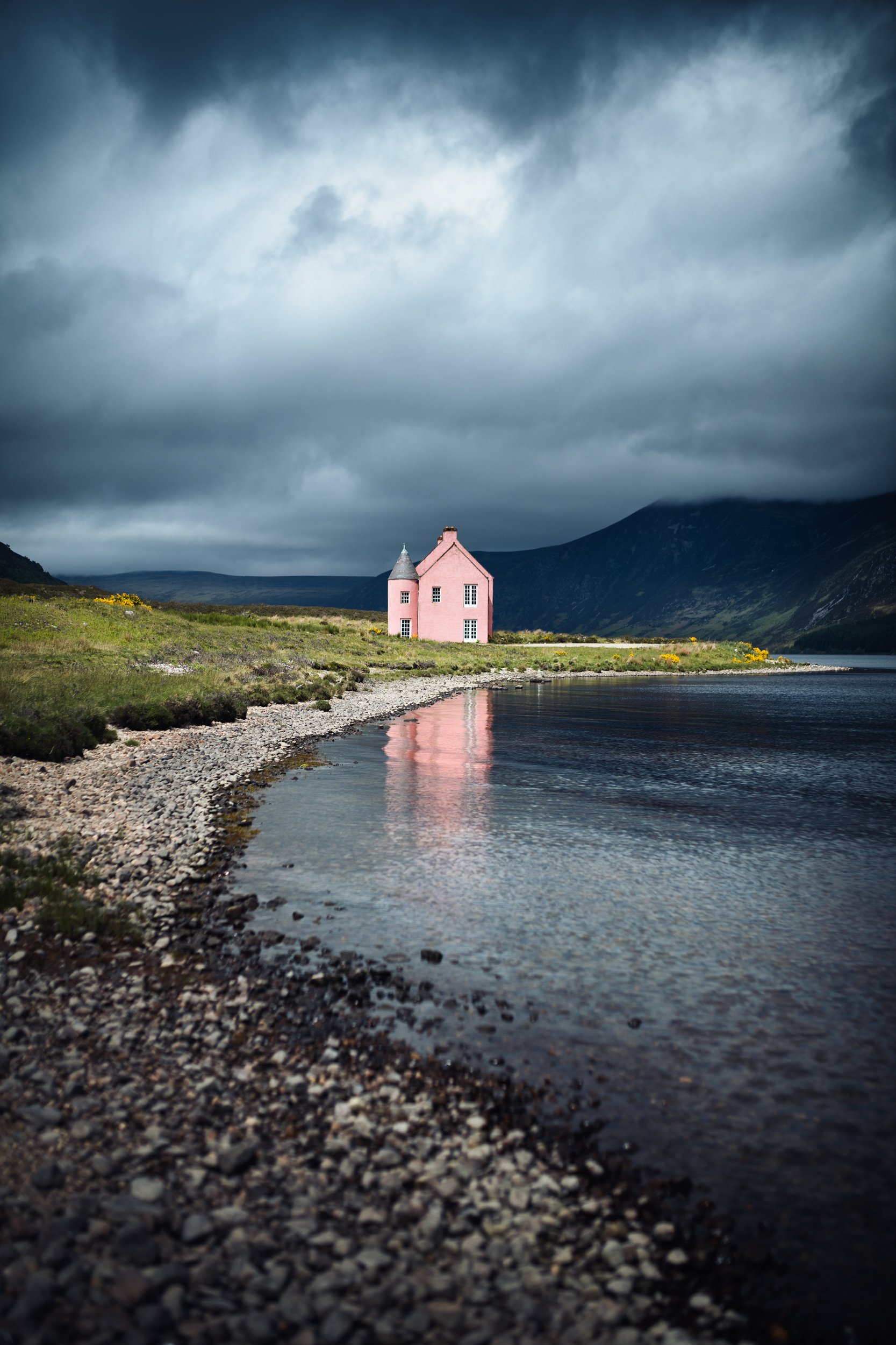 Loch_Glass_Pink_House_Scotland.JPG