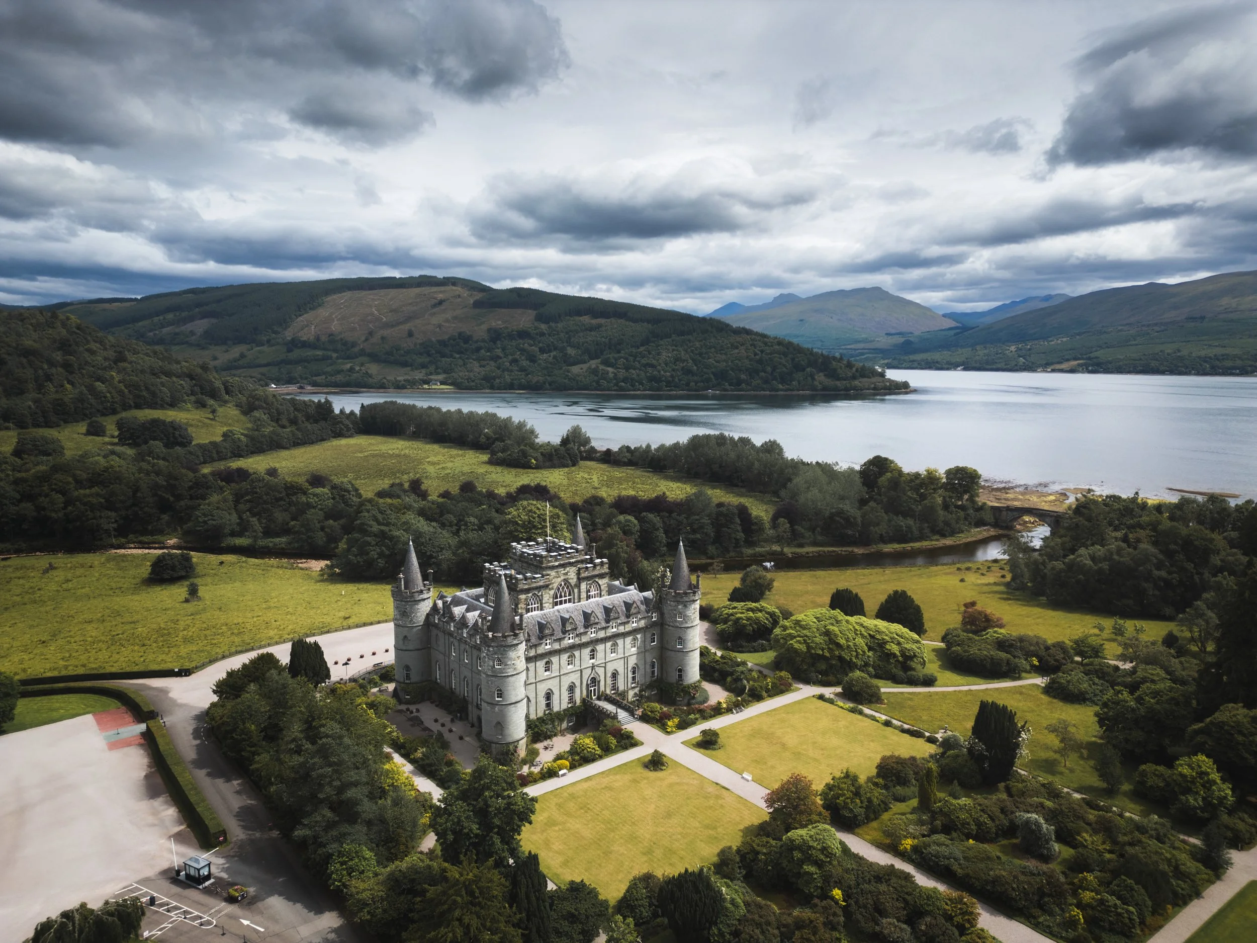Inveraray_Castle,_Summer.JPG