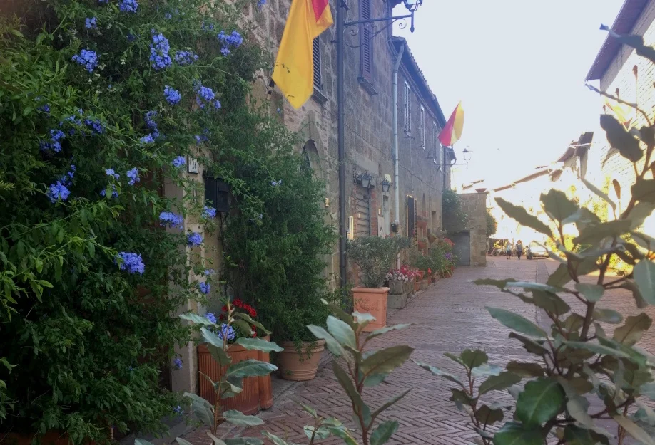 sorano-surroundings-tuscany.jpg