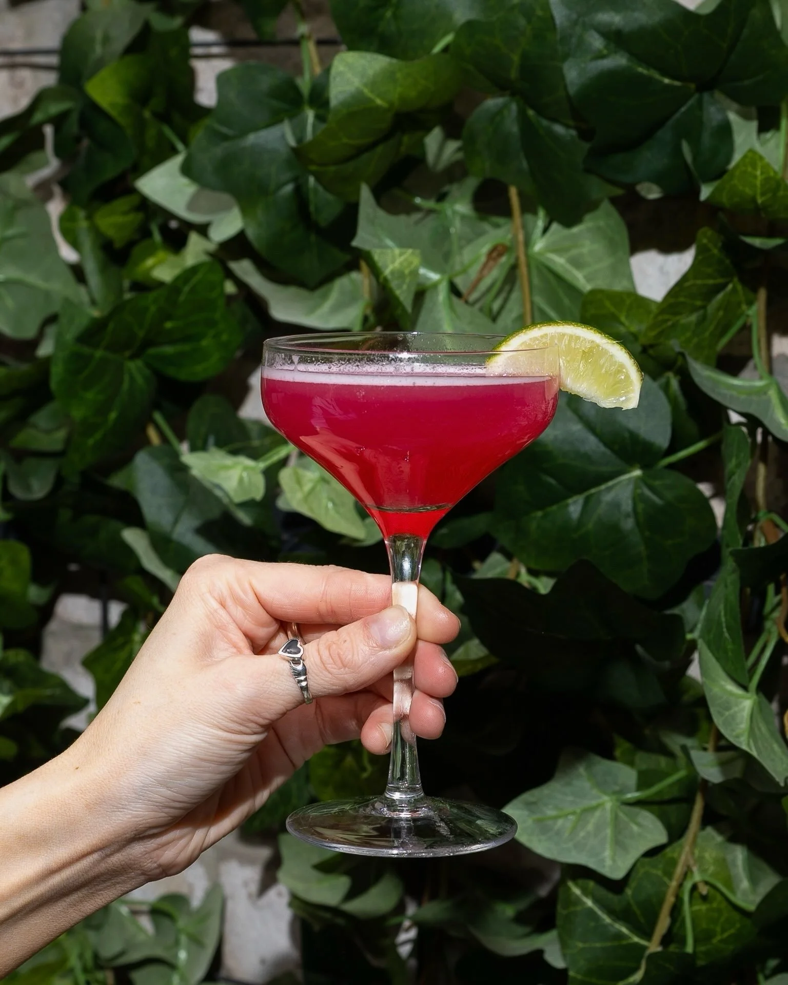 This weather was made for pizza &amp; cocktails outside 🥂🍕