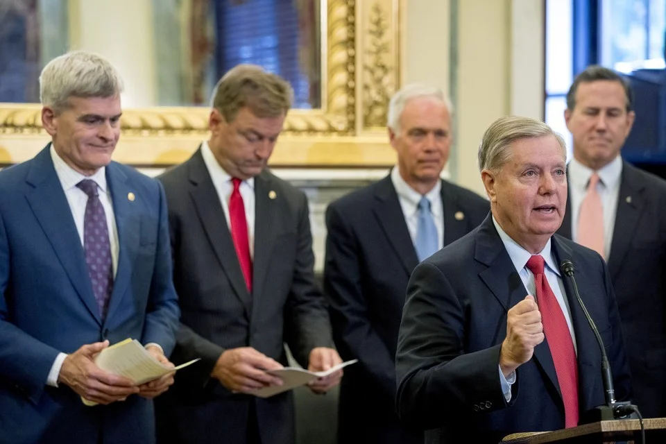 Mitch McConnell speaking to group of Republicans, photo via AP