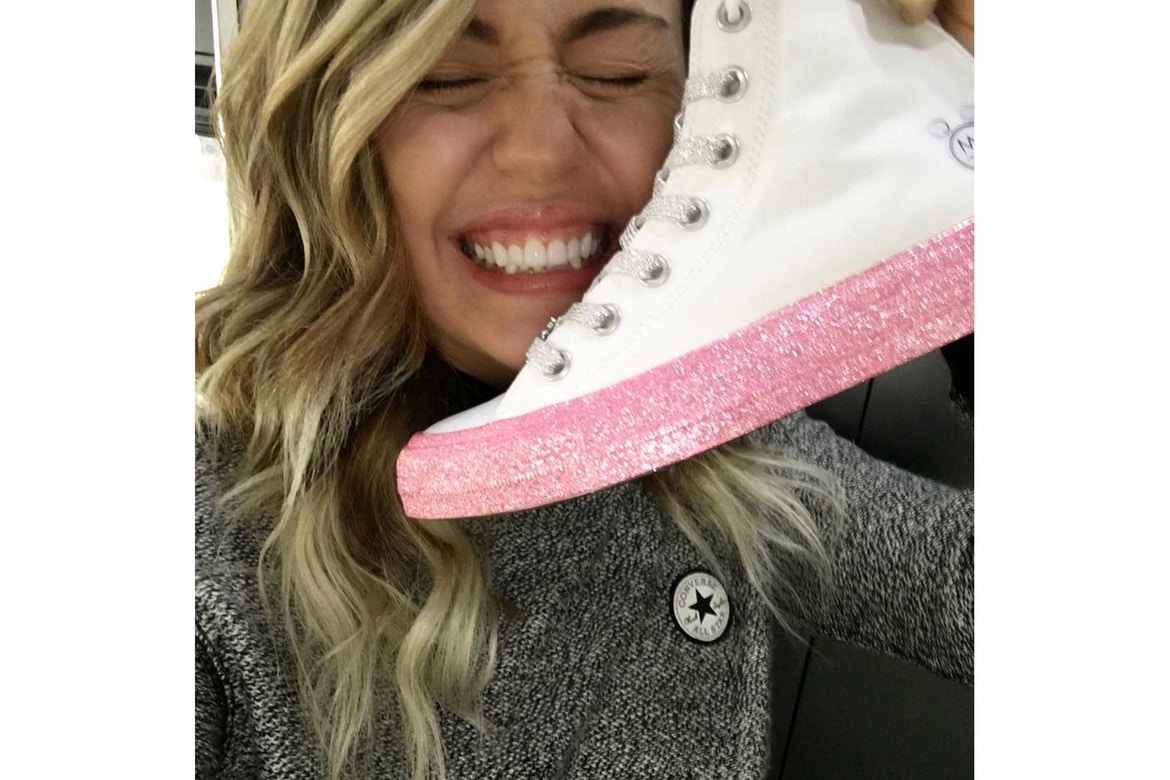 http_%2F%2Fbae.hypebeast.com%2Ffiles%2F2017%2F11%2Fmiley-cyrus-converse-glitter-chuck-taylor-sneak-peek-1.jpg