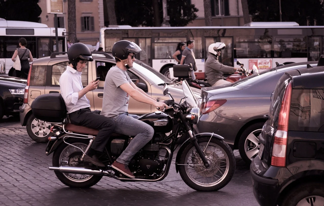 city-traffic-people-smartphone.jpg