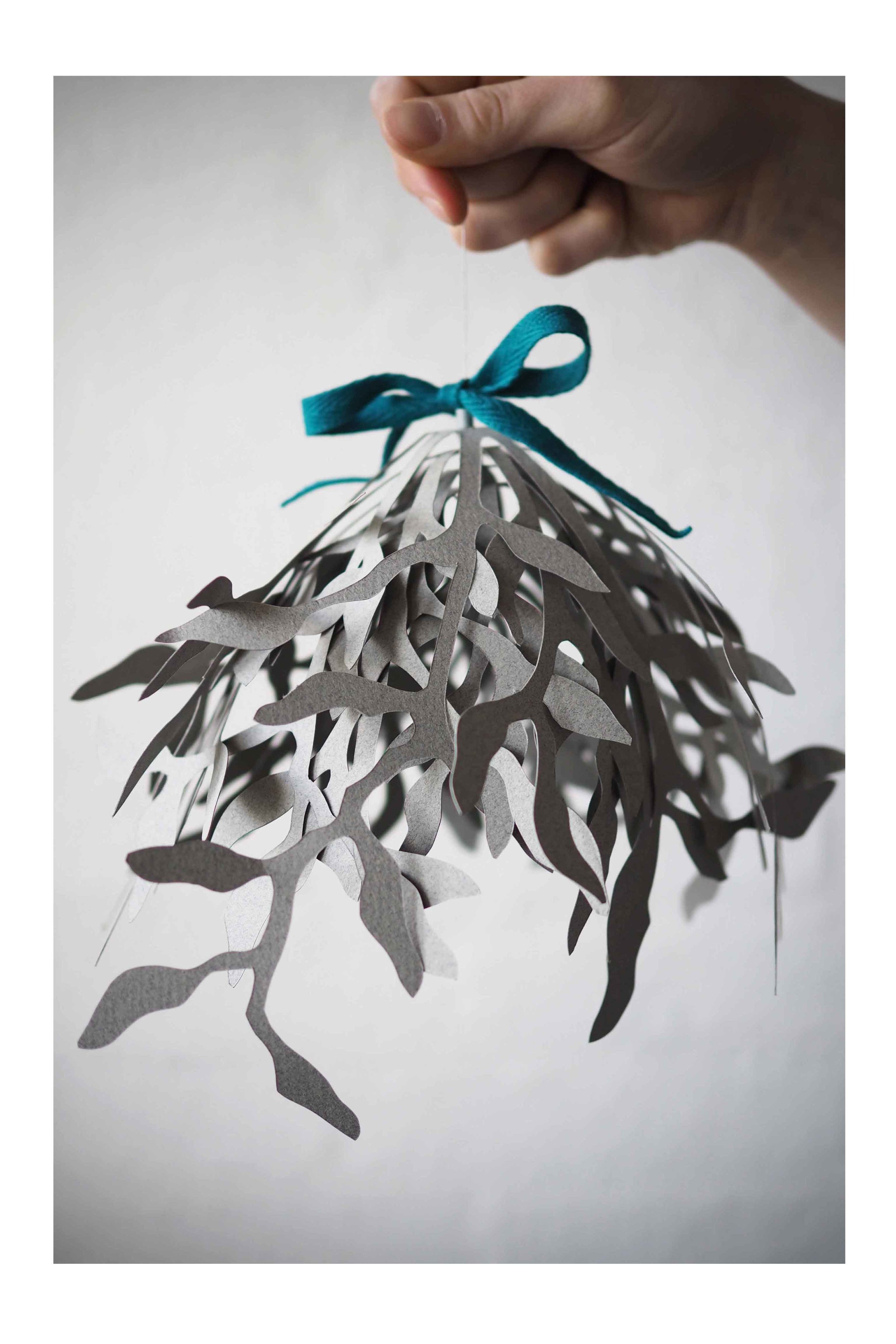  The 3D Winter / Christmas `Mistletoe´ decoration self-assembly kit,&nbsp;comes in a A4 size folder and includes:  Paper arks with ready-to-use elements made of 175 g sturdy paper FSC and ECF certified,&nbsp;100% natural silk string,&nbsp;beads and s