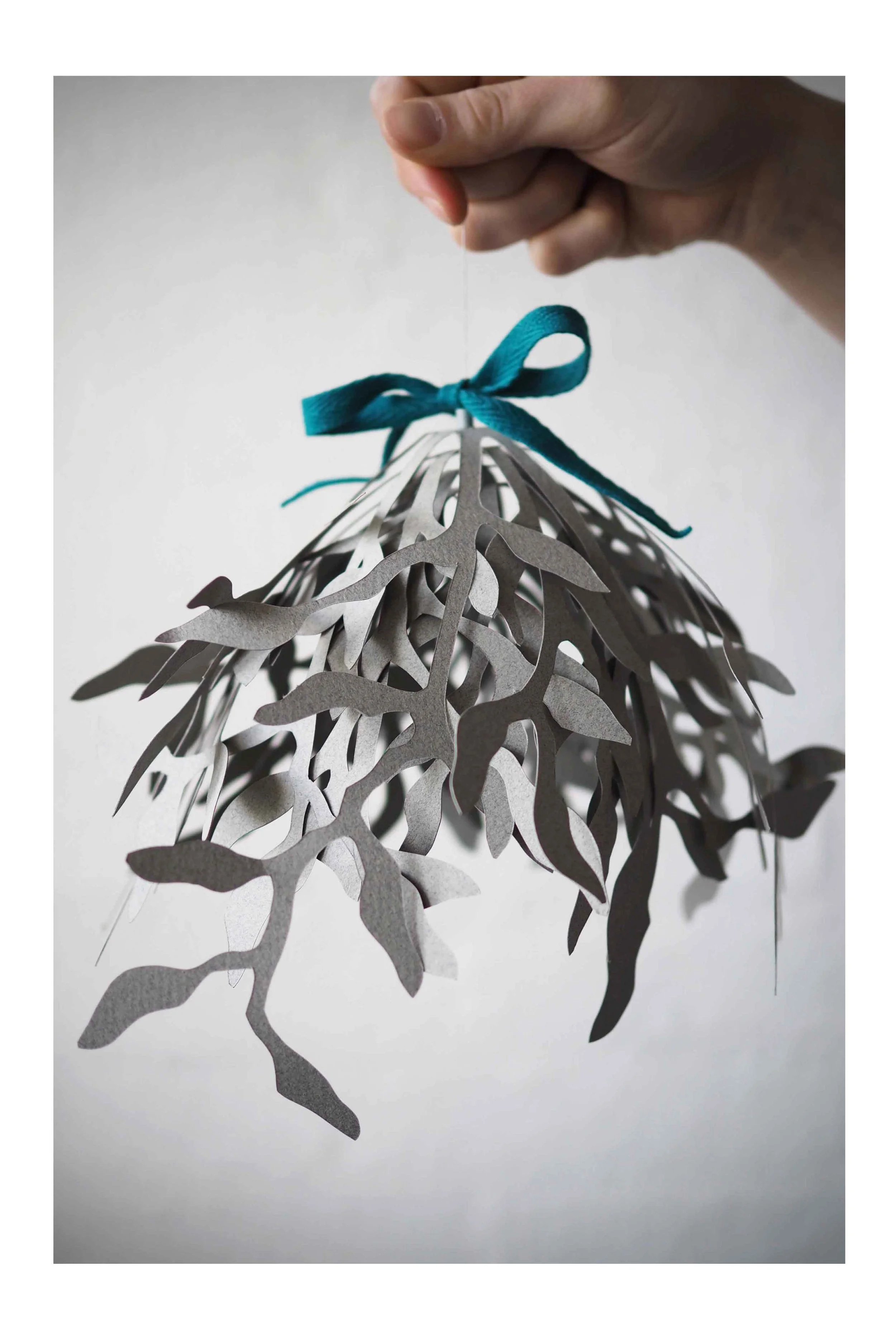 The 3D Winter / Christmas `Mistletoe´ decoration self-assembly kit, comes in a A4 size folder and includes: Paper arks with ready-to-use elements made of 175 g sturdy paper FSC and ECF certified, 100% natural silk string, beads and simple assembling instruction with illustrations. Buy at: www.fabgoose.com