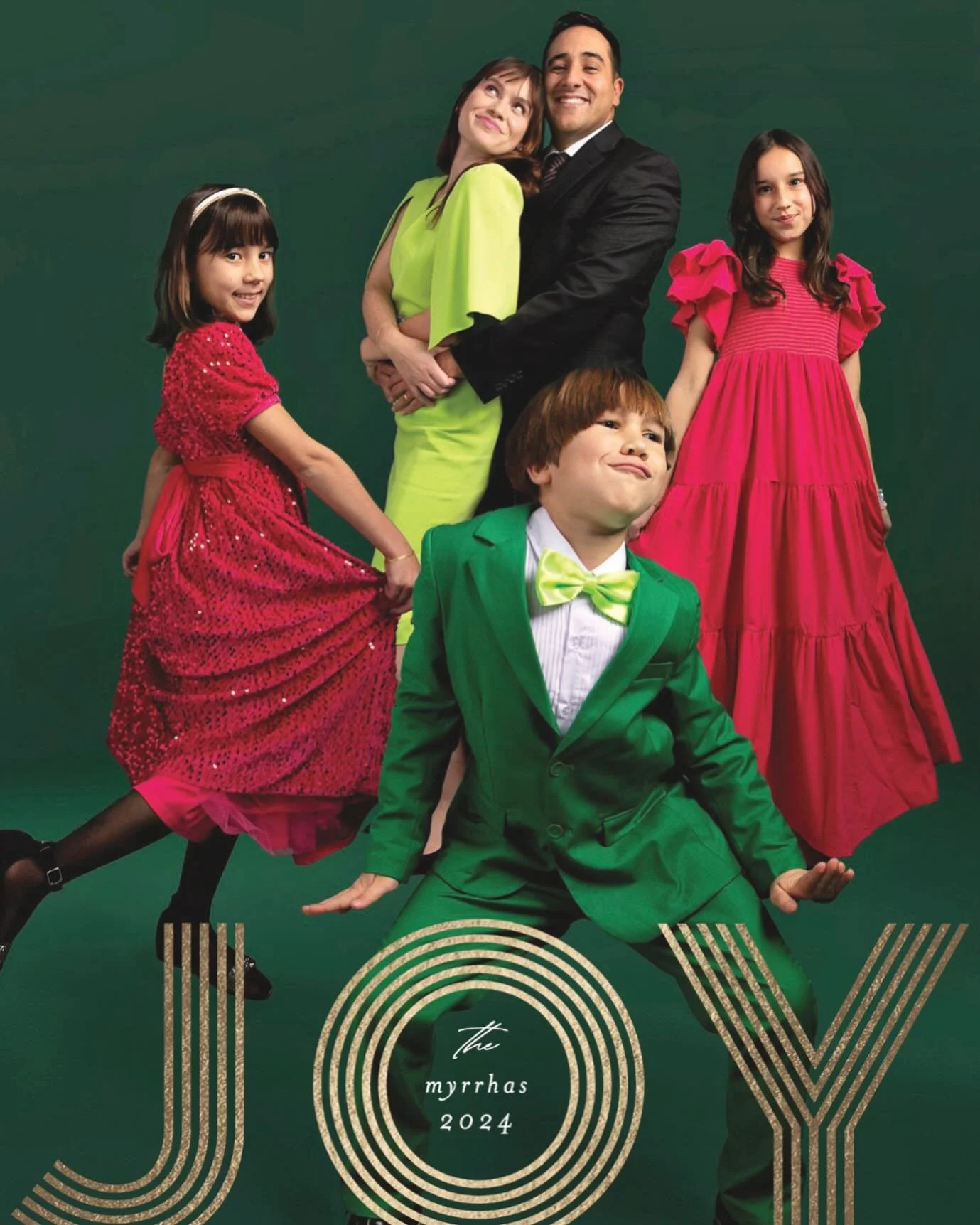 It is in trying to be like our Savior, Jesus Christ, that our family finds true JOY. MERRY CHRISTMAS!!! 

(I love all our family photos but this one might be my new favorite!) 💚🩷