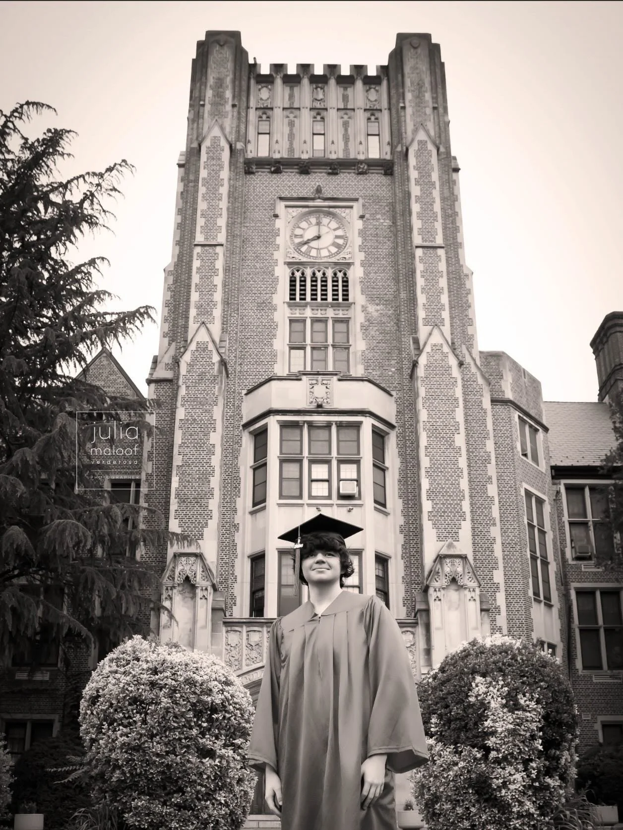 🎓This handsome grad is heading to @uconn! Talented musician and scholar, an amazing future awaits!

🎓Booking Grad portrait session. Email in bio. :)

#classof2026🎓 #ohtheplacesyouwillgo❤️ #juliamaloofverderosaphoto #gradportraits #gradseason