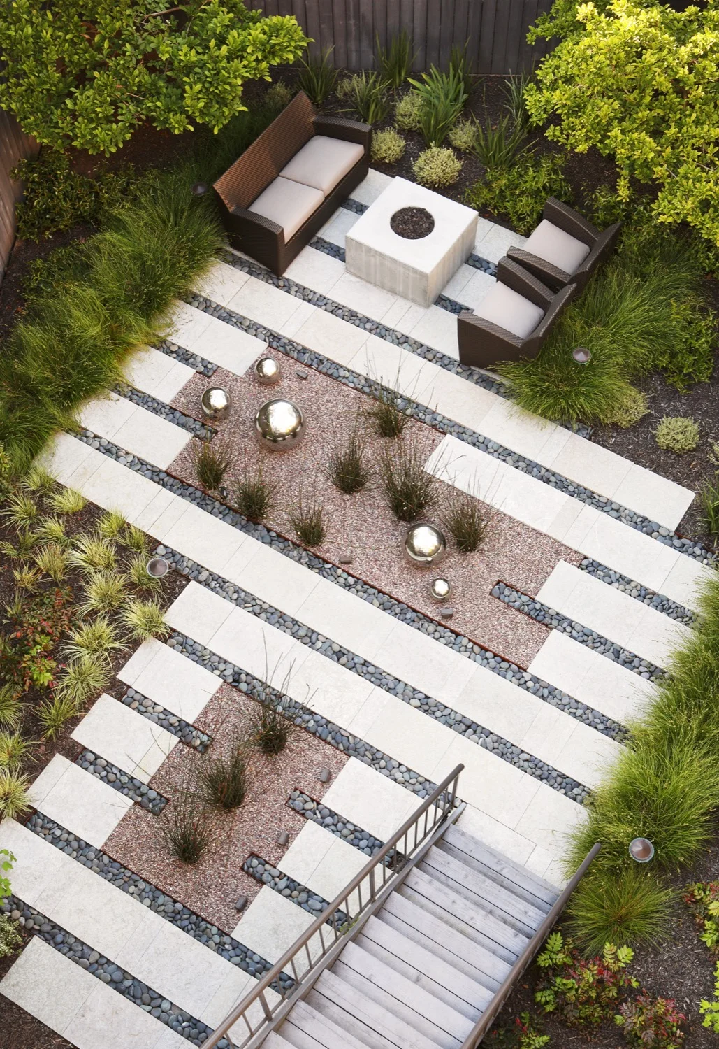 The angle of the stairs and the way it is reflected in the bands of paving is shown in an arial view.