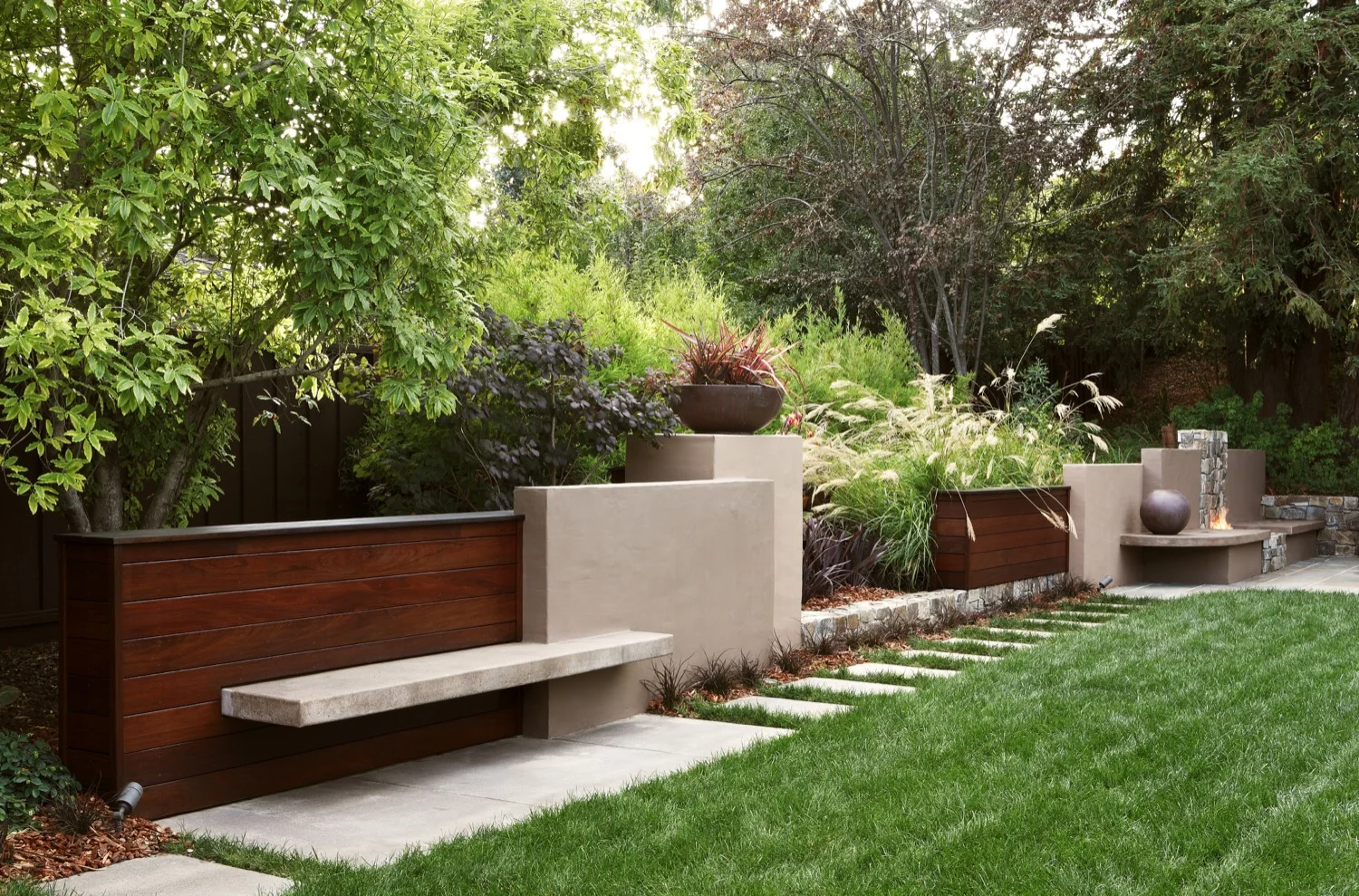 The sculpture walls anchor the outdoor living room.