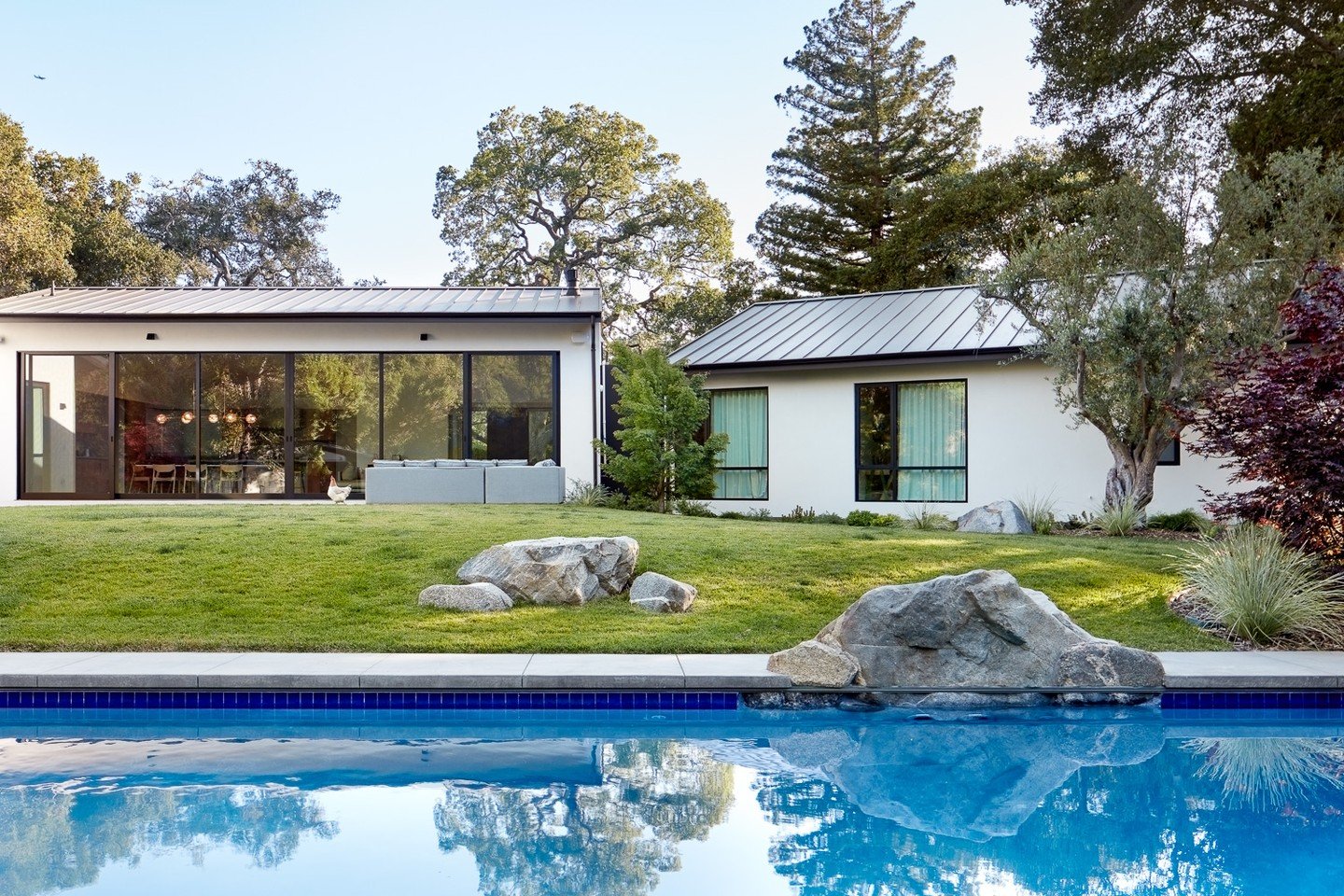In this #arterrafridayfeature boulders provide natural complements to the clean lines of this modern pool and home; the contrast makes the simplicity feel warm and approachable.

Architect: @feldmanarchitecture
General Contractor: Earthbound Homes
La