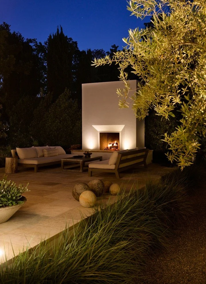 This #arterrafridayfeature fireplace anchors an outdoor living room, feeling timeless and modern.

General Contractor: @BayWestBuilders
Photographer: @MarionBrenner

#landscapearchitecture
#focalpoint #outdoorfireplace #contemporaryfireplace