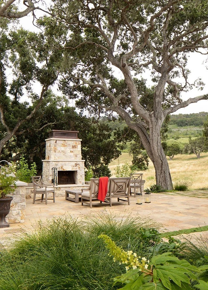 This stone #arterrafridayfeature fireplace is tucked into oaks on the meadow edge in the @santaluciapreserve.

Architect: @Richard.Beard.Architects
General Contractor: @vucinaconstruction
Landscape Contractor: Town&amp;Country Landscapes
Photographer