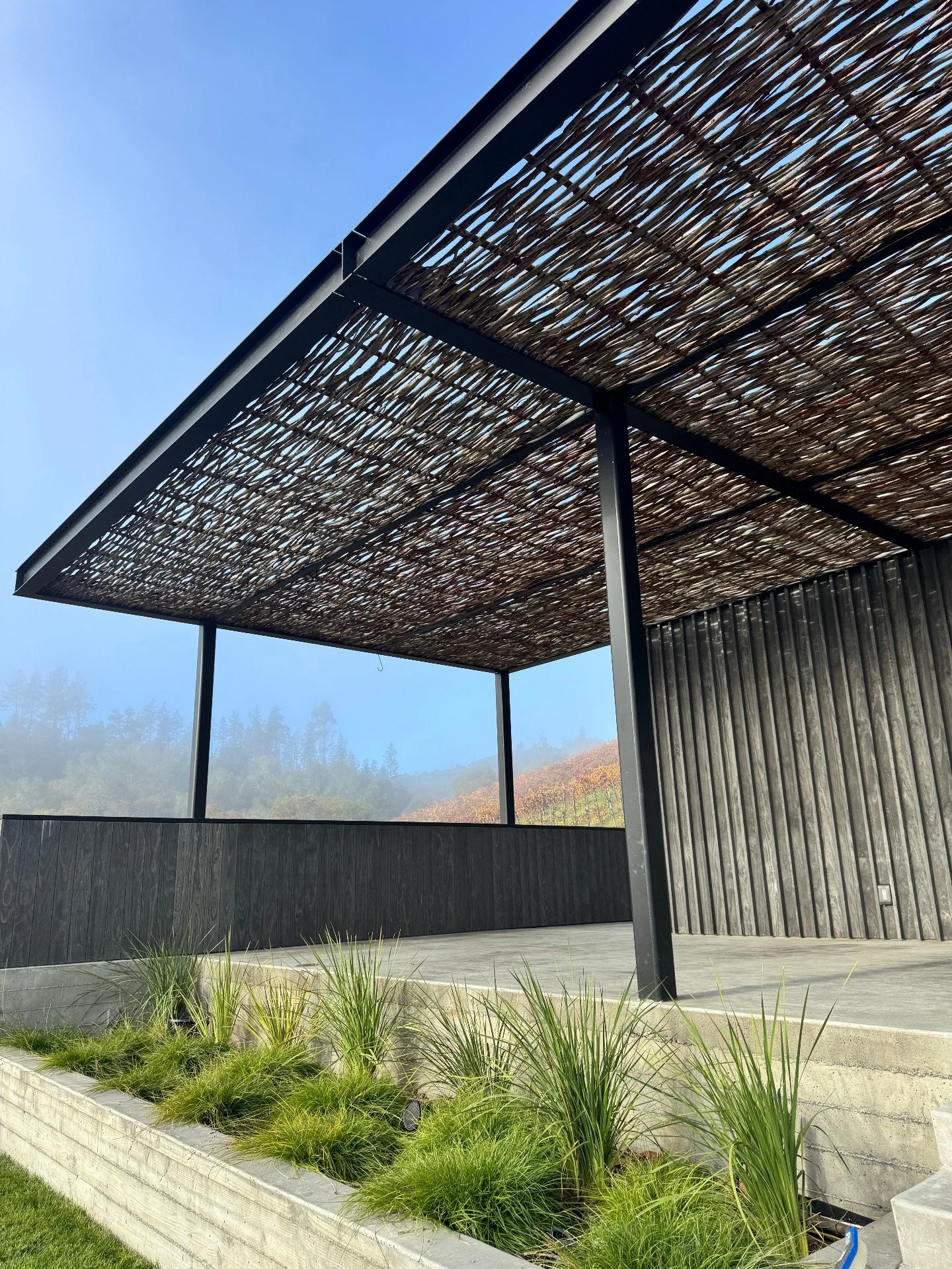 This full deck length willow and steel arbor not only adds pattern to the palette, it connects the architecture to the landscape.

Architect: @sutroarchitects
General Contractor: @schalichbrothersconstruction

#arterraonsite #healdsburg #willowarbor