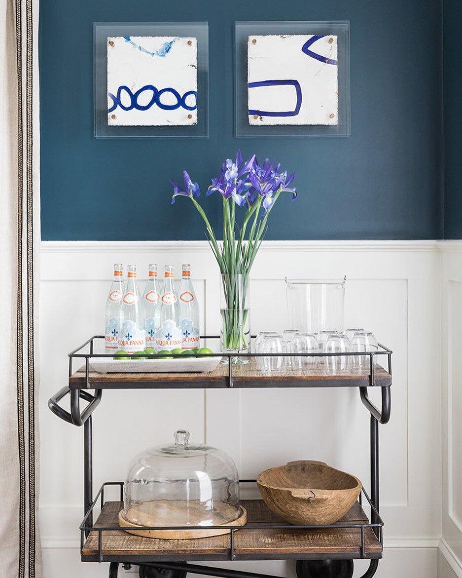 A very innocent looking bar cart from our Wellesley project. You may need a bit more than bubbly water this afternoon. Cruising towards the weekend. 
 📸 by @joyellewest 
.
.
.
.
.
#huffardhouse #interiordesign #bostonhomes #diningroomdecor #beautifu