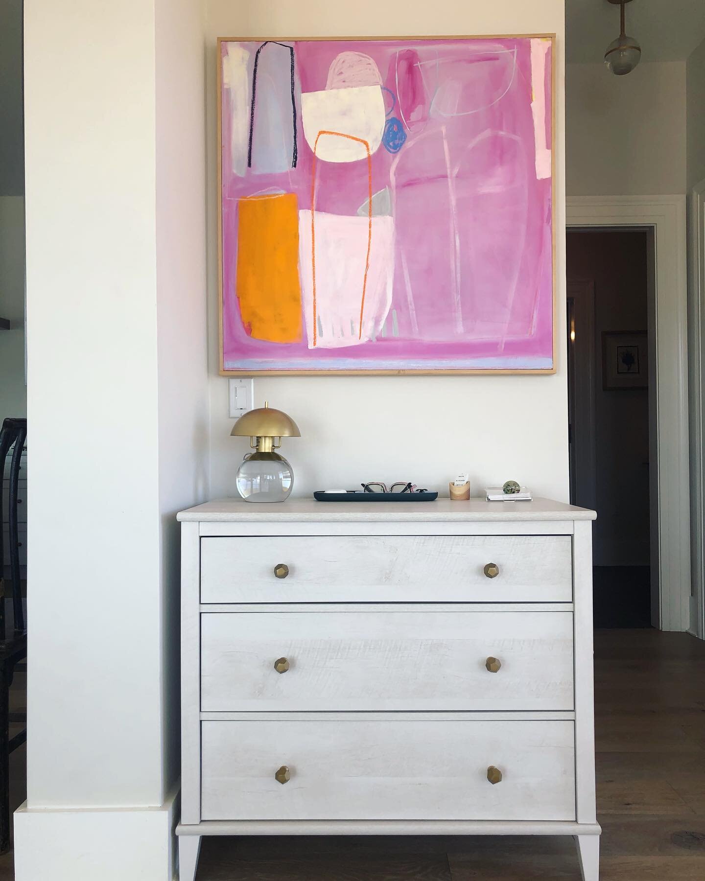 You may have seen this little @hudsonvalleylighting table lamp within our stories a few weeks ago. Here it is where it was intended, on the entry console within Bronwyn&rsquo;s home. Complimenting, but not blocking, one of her favorite pieces by @lau