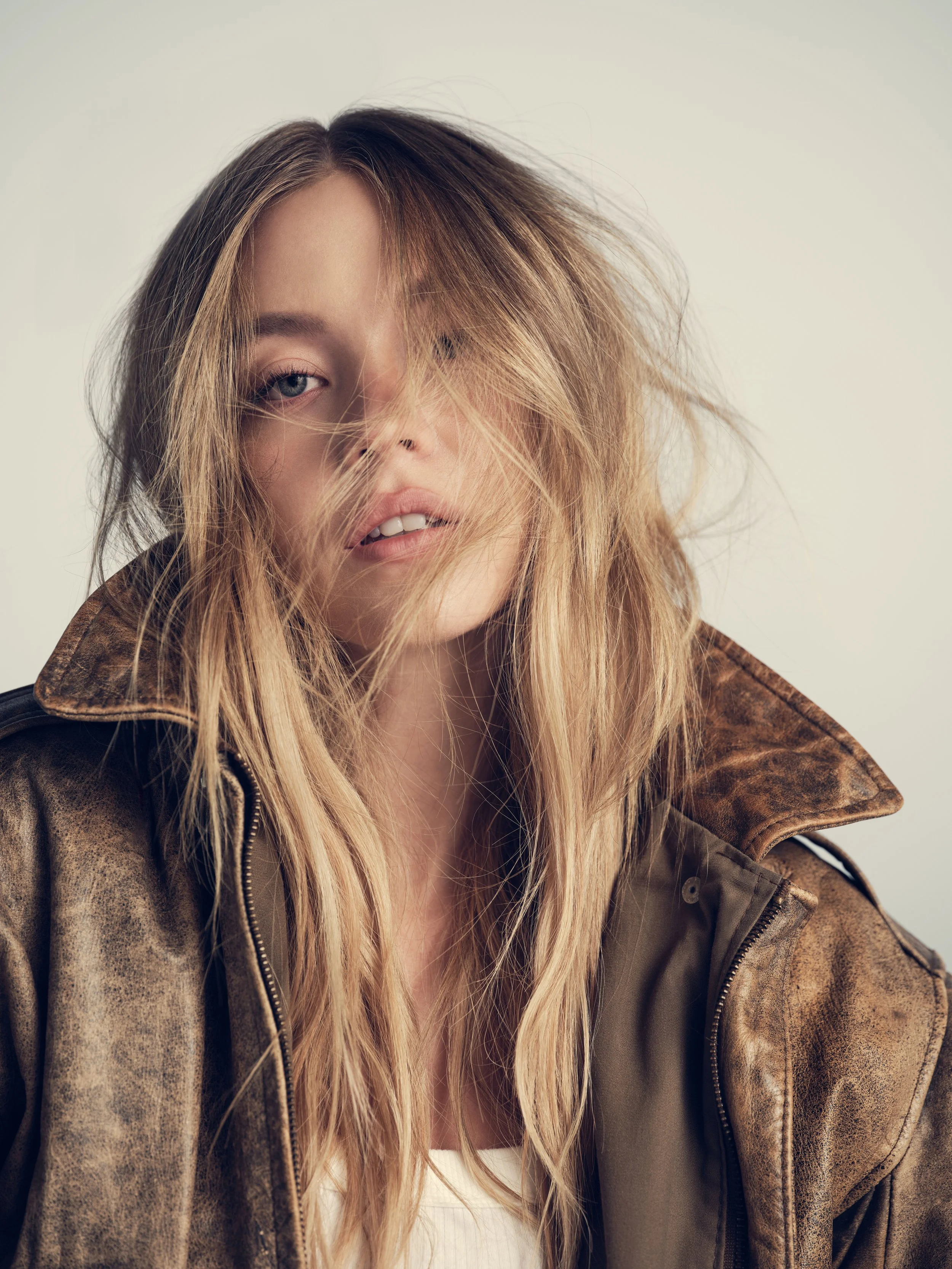 C7_SYDNEYSWEENEY_MENSLOOSEJEAN_DAILYFAVETANK_VINTAGELEATHERJACKET_BTS2CAMPAIGN_00524R.jpg
