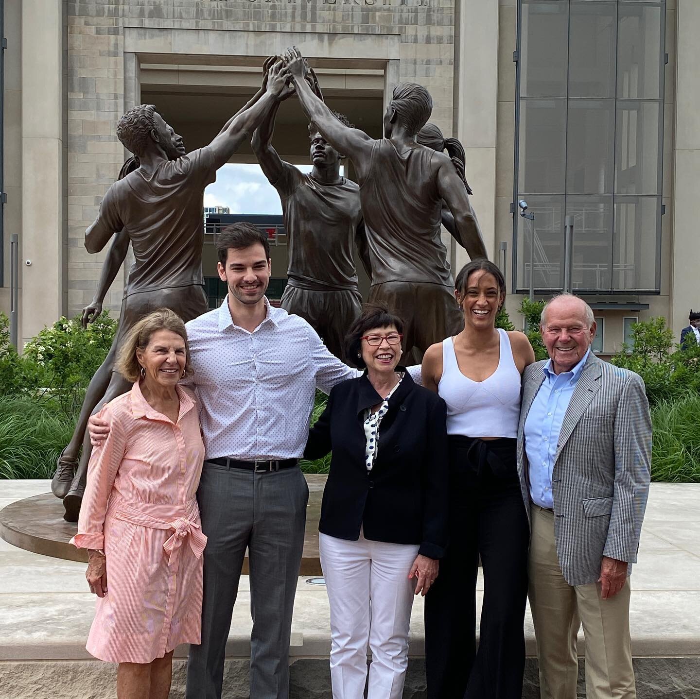 After the Inauguration Ceremony of the Spirit of Indiana at IU Bloomington. Photos with patrons, Pat and Mike Miller and President McRobbie #artoftheday  #art #artistsoninstagram #iuhoosiers  #sbp #museum #kunst #statue #modern #artforsale  #k&uuml;n