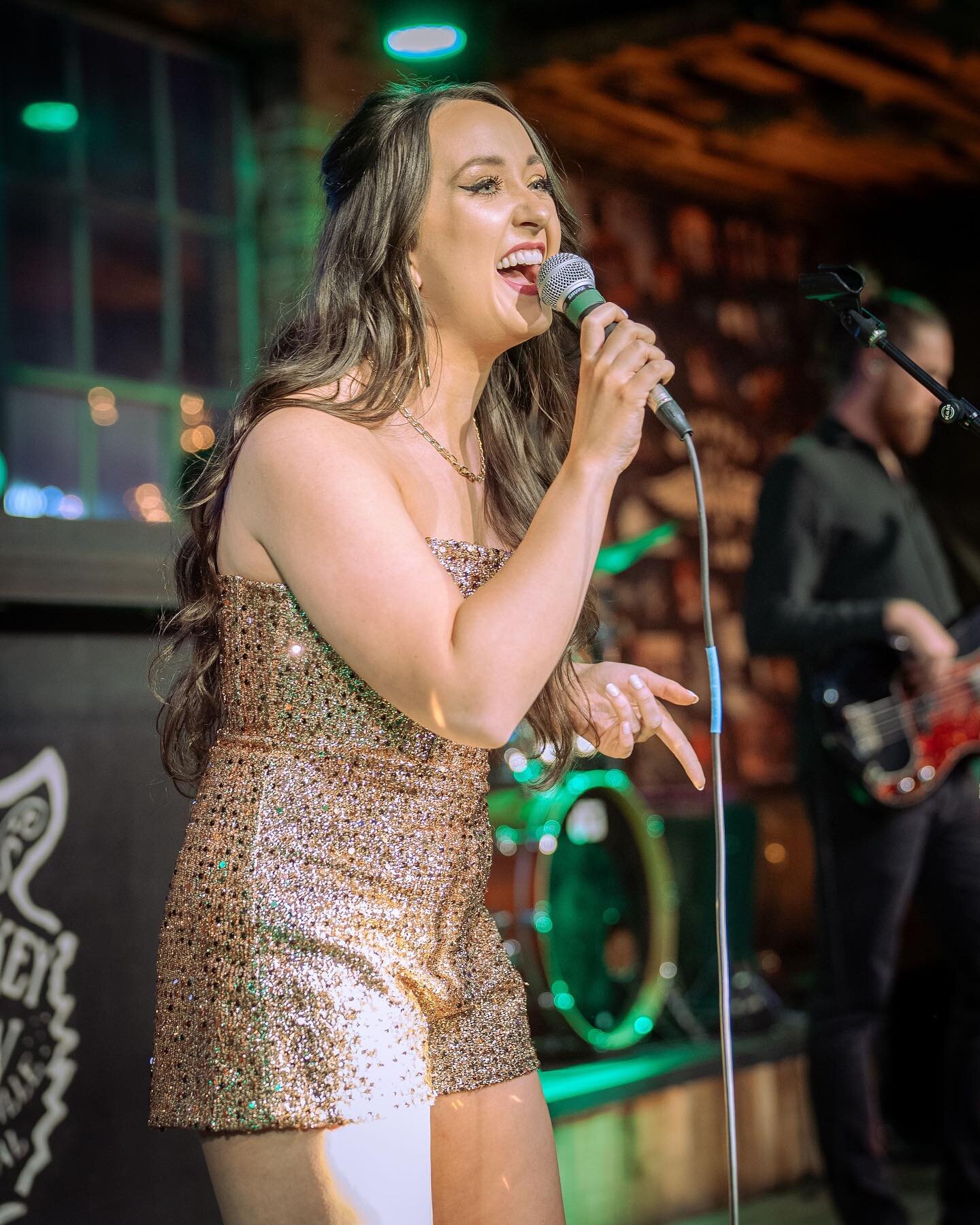 WHISKEY JAM ✨✨✨✨

sparkles were worn, @daddysdogsnash were eaten, and so much fun was had 🫶🏼

huge thank you to @wardguenther @whiskeyjam for having me, everyone that came out to the show, and to my amazing band @timmymillerengineer @marshiesplayst