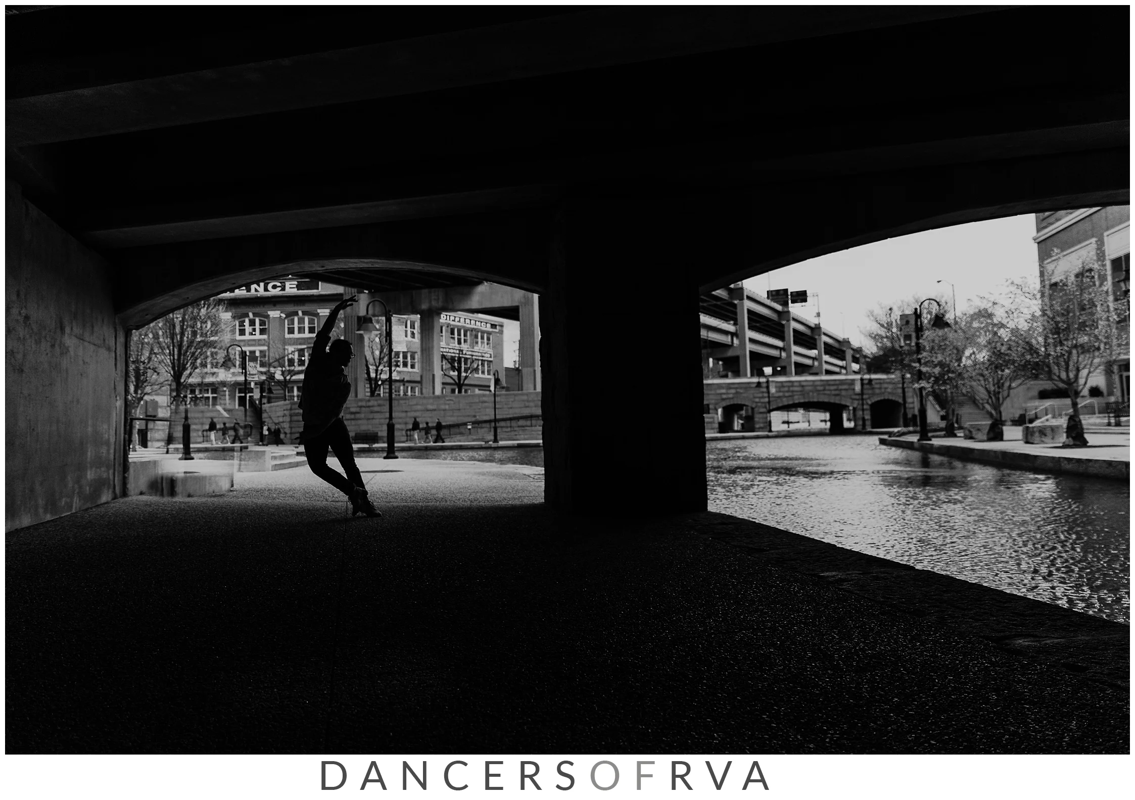 Dancer sillohoutte in Richmond's canal walk