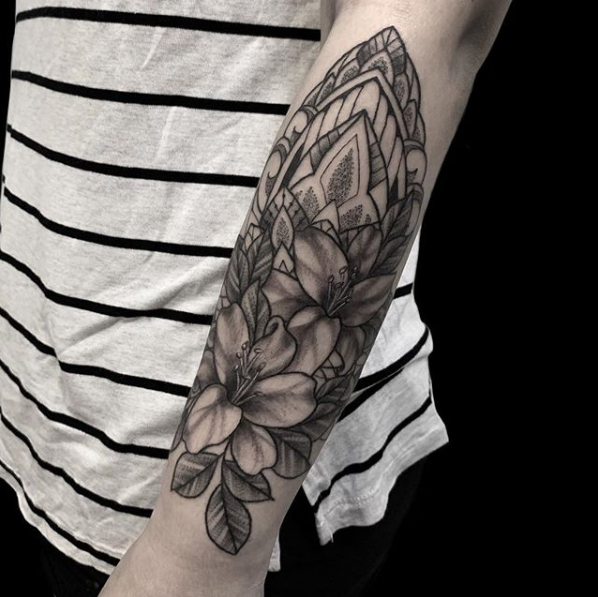flower-mandala-dotwork-tattoo.PNG