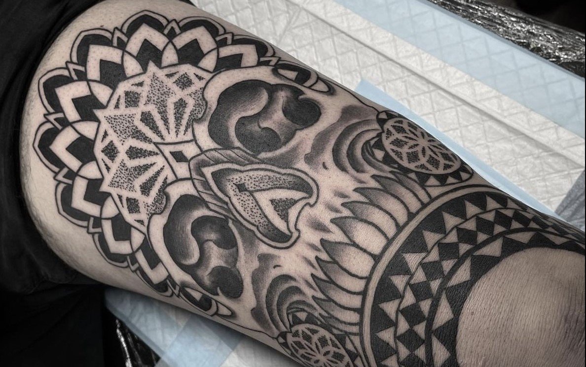 Inker Tattoo France - #tattoo #shop #TattooShop #SalonDeTatouage  #inkertattoo27 #ink #black #ornamental #ornemental #3D #bandeaux #headband  #losange #diamond #carré #square #FullBlack #dot #DotWorks #PointParPoint  #lignes #lines #Normandie #France ...