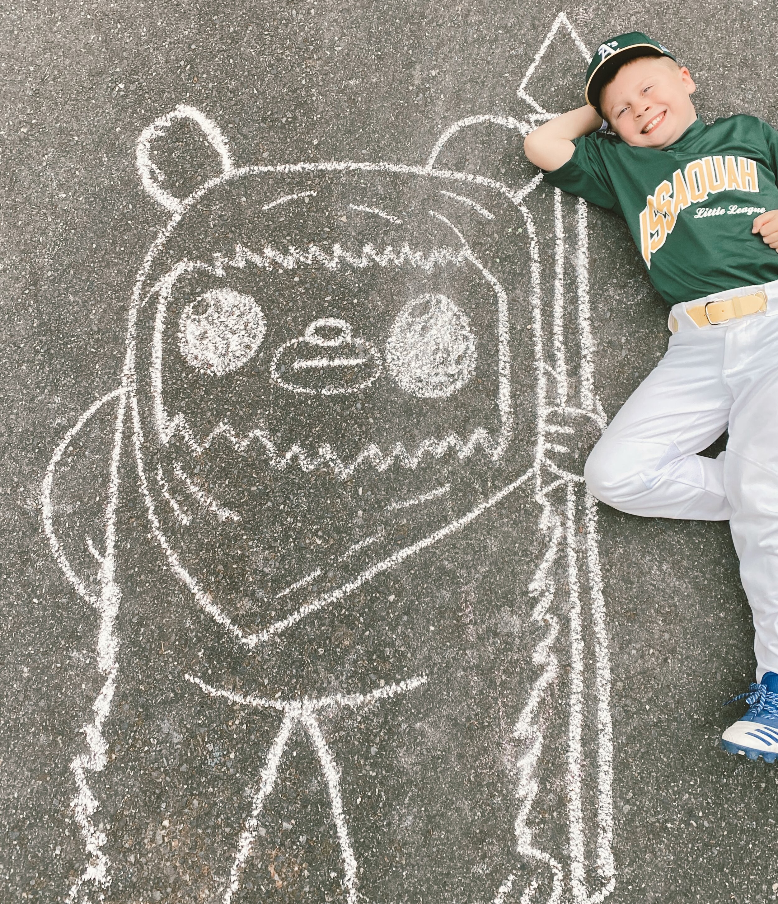  Want to score major mom points? Grab some chalk and find their favorite thing on  Art For Kids Hub!   