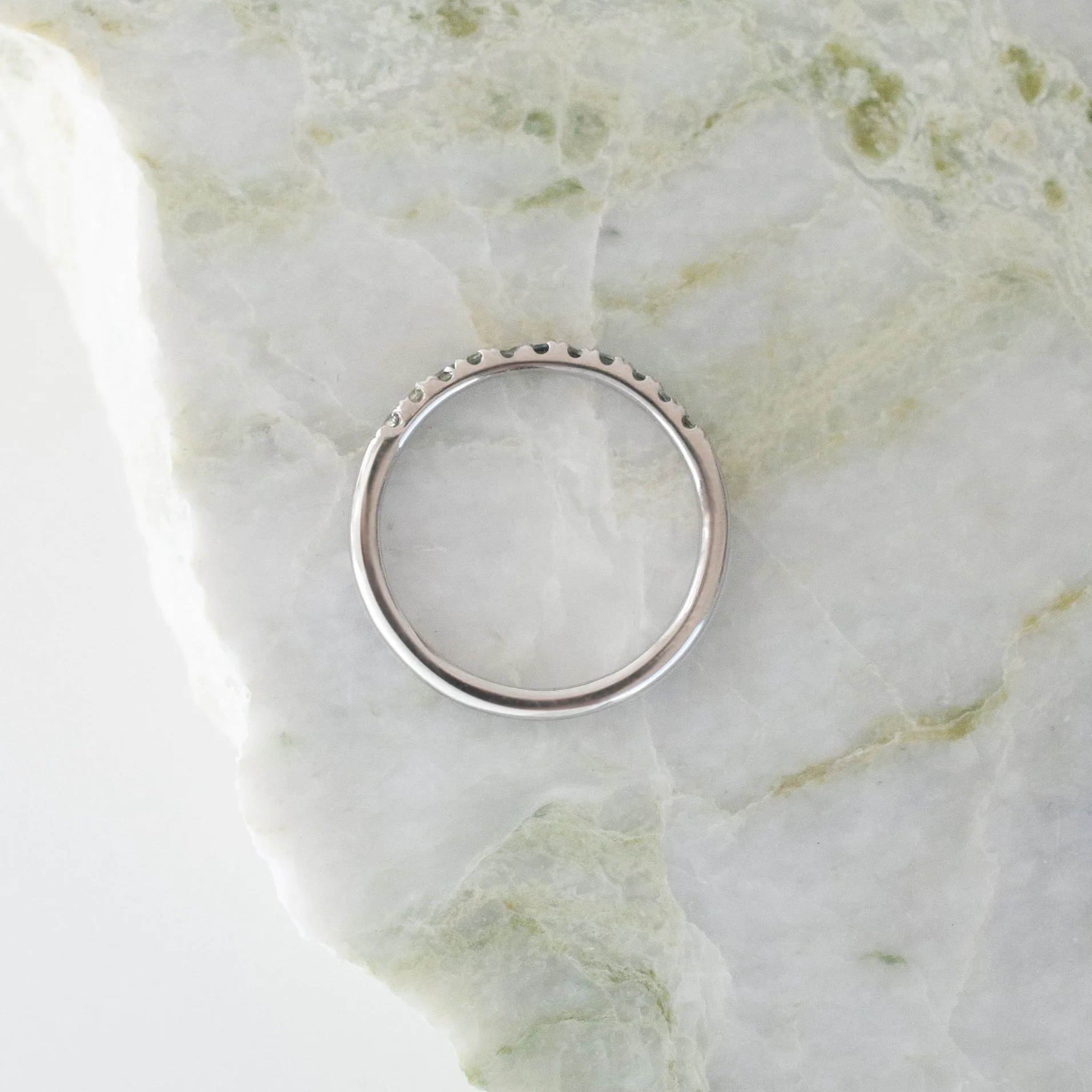 Grain-set-teal-sapphire-ring-by-Susan-McGinness-side-view.jpg