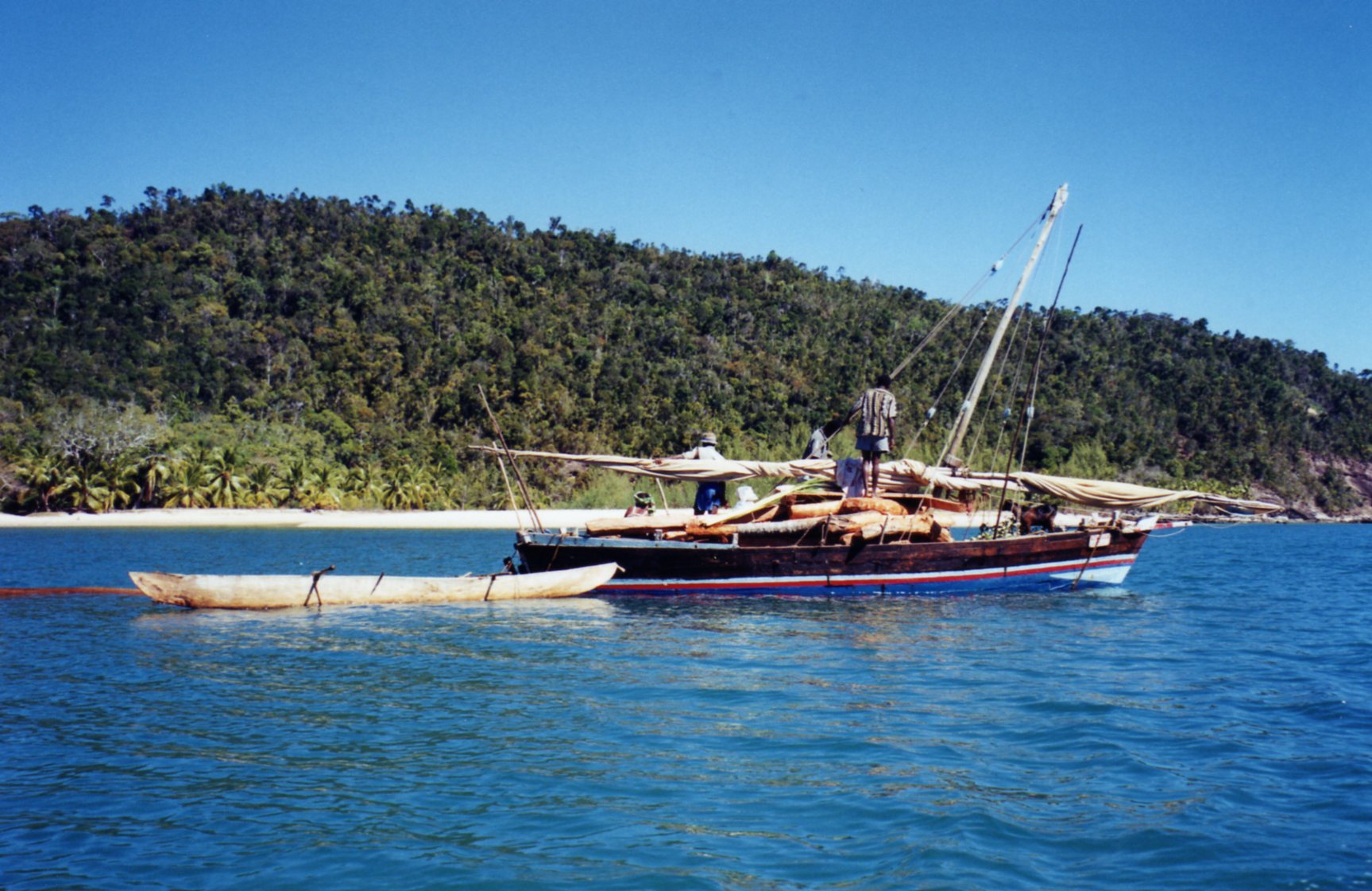 Dhow and pirogue that we passed along the way
